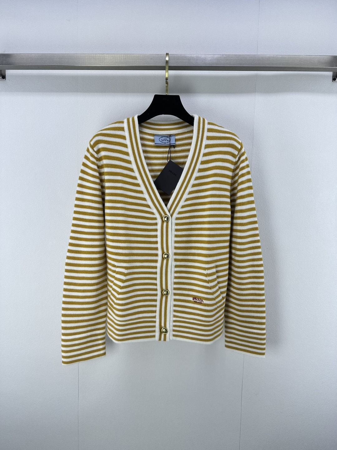 NO:491757,New details on prad* Autumn new V-neck striped cardigan Customized logo metal buckle Double pocket design Brand logo upper body temperament celebrity rich family daughter darling 2 colors 3 size SML, prada, alexander wang19860909prad*上新细节 秋季新款V领条纹开衫 定制logo金属饰扣 双口袋设计 品牌标志上身气质名媛富家千金既视感 2色3码SML,,prada,alexander wang,Women's clothing