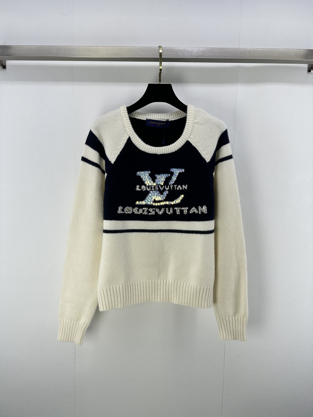 NO:491736,New details on Lv, new sequin round neck long sleeve custom sequin logo wool blended yarn embellished bead blingbling blingbling exquisite and fine glitter with a sense of high quality!  versatile and not picky about people 1 color 3 code SML, louis vuitton, alexander wang19860909Lv上新细节 秋冬新款亮片圆领长袖定制亮片logo羊毛混纺纱 点缀的珠片 blingbling精致细闪 自带高级感！百搭不挑人 1色3码SML,,louis vuitton,alexander wang,Women's clothing