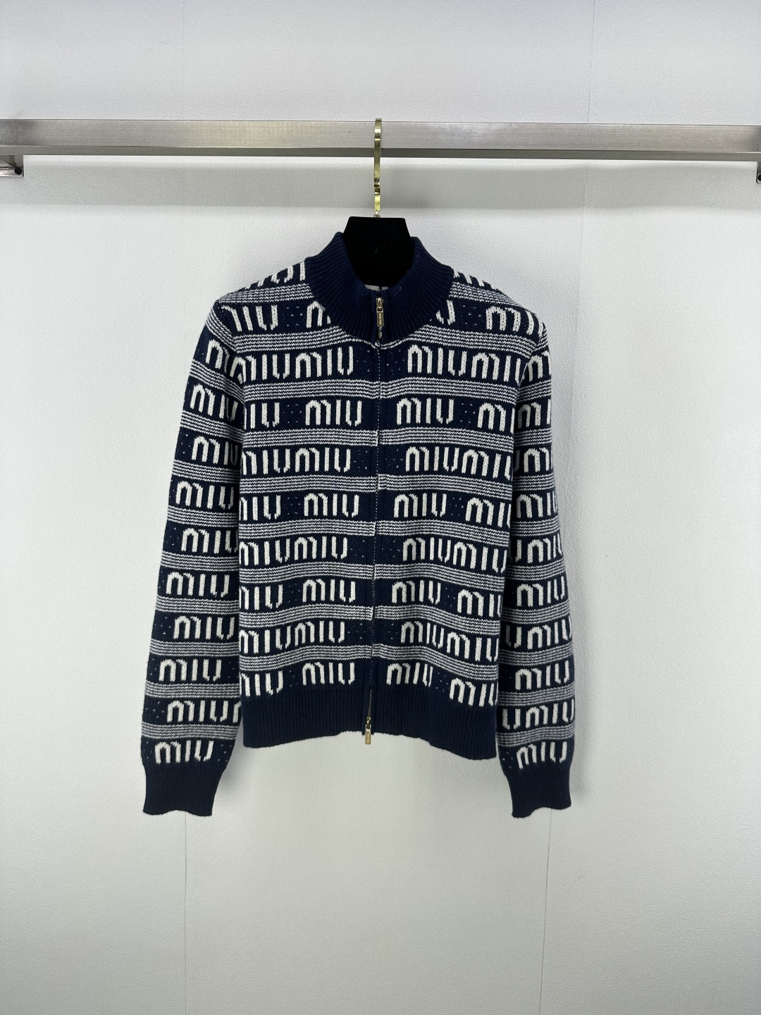 NO:491742,Miumi* new details, new knitted stand-collar zipper cardigan in autumn and winter, classic letter logo contrasting color jacquard decoration, yb open mold letter logo double zipper, classic high-end exquisite and versatile 2 colors and 3 codes SML,,miumiu,alexander wang19860909Miumi*上新细节 秋冬新款针织立领拉链开衫 经典字母logo撞色提花装饰 yb开模字母logo双拉链 经典高级精致百搭 2色3码SML,,miumiu,alexander wang,Women's clothing