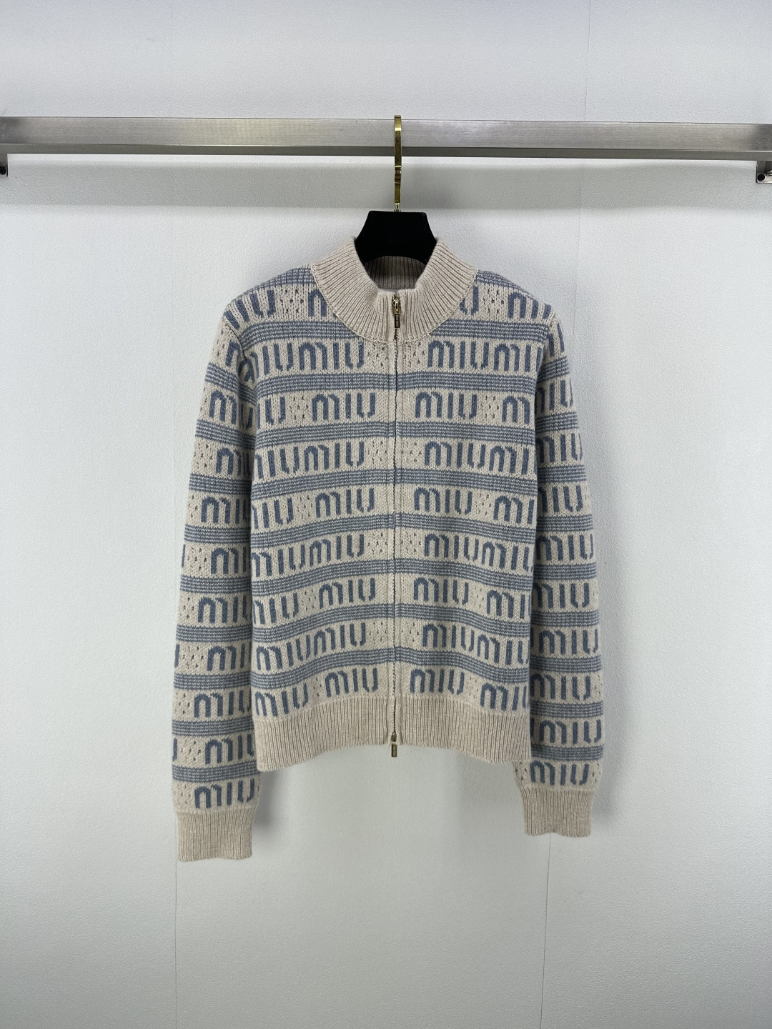 NO:491747,Miumi* new details, new knitted stand-collar zipper cardigan in autumn and winter, classic letter logo contrasting color jacquard decoration, yb open mold letter logo double zipper, classic high-end exquisite and versatile 3 colors and 3 codes SML,,miumiu,alexander wang19860909Miumi*上新细节 秋冬新款针织立领拉链开衫 经典字母logo撞色提花装饰 yb开模字母logo双拉链 经典高级精致百搭 3色3码SML,,miumiu,alexander wang,Women's clothing