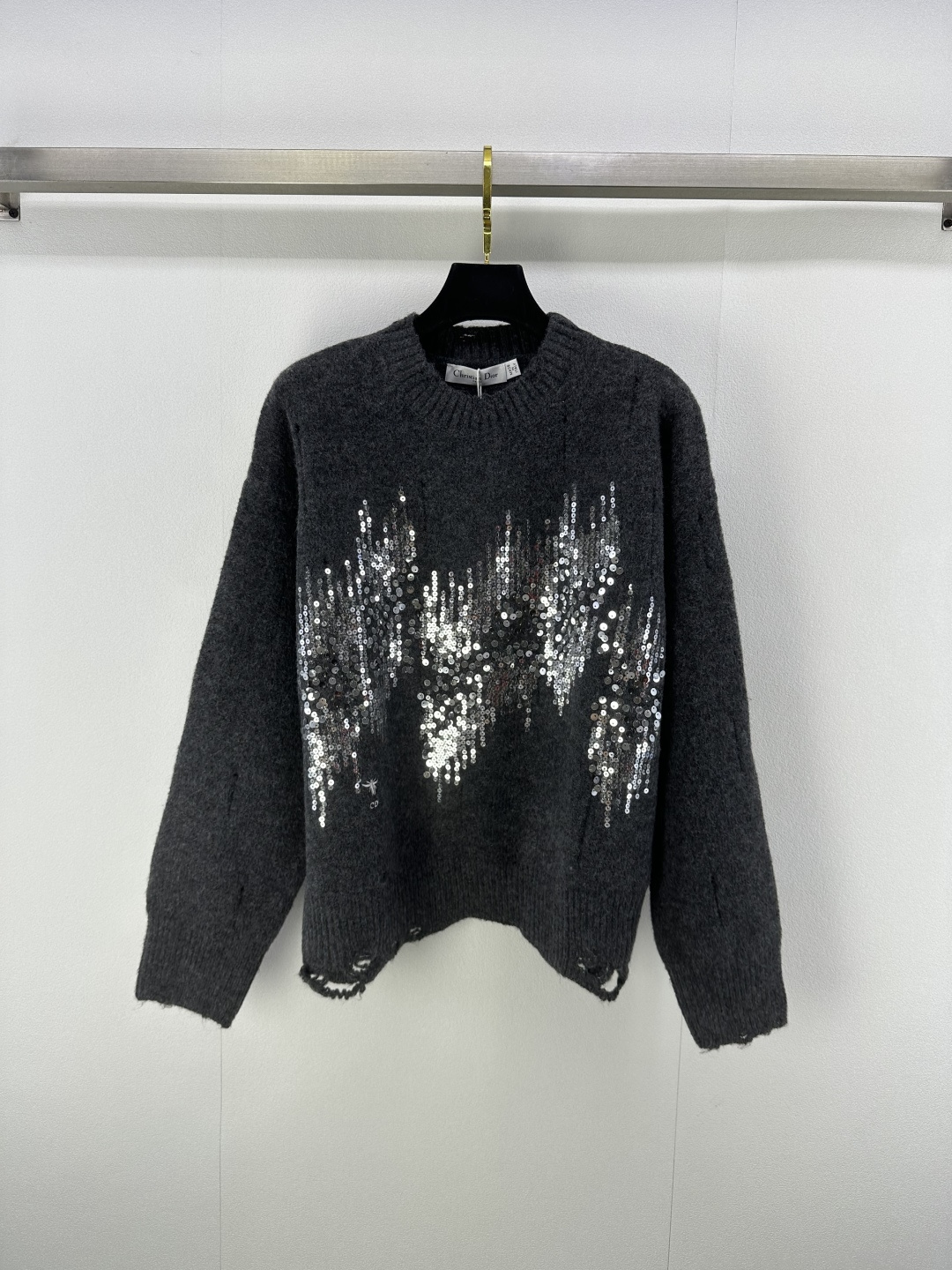 NO:491658,Dio* New Details The latest round neck knitted ripped long sleeves for fall!  The contrasting bee logo is agile, the bead pattern shows a charming atmosphere, the small details of the hole are designed with a fashionable temperament on the high street, and the upper body is absolutely sexy!  2 colors 3 codes SML, dior, alexander wang19860909Dio* 上新细节 秋季最新圆领针织破洞长袖！撞色小蜜蜂logo灵动,珠片图案展现迷人气息,破洞小细节设计理念高街时髦气质,上身妥妥性感风！ 2色3码SML,,dior,alexander wang,Women's clothing