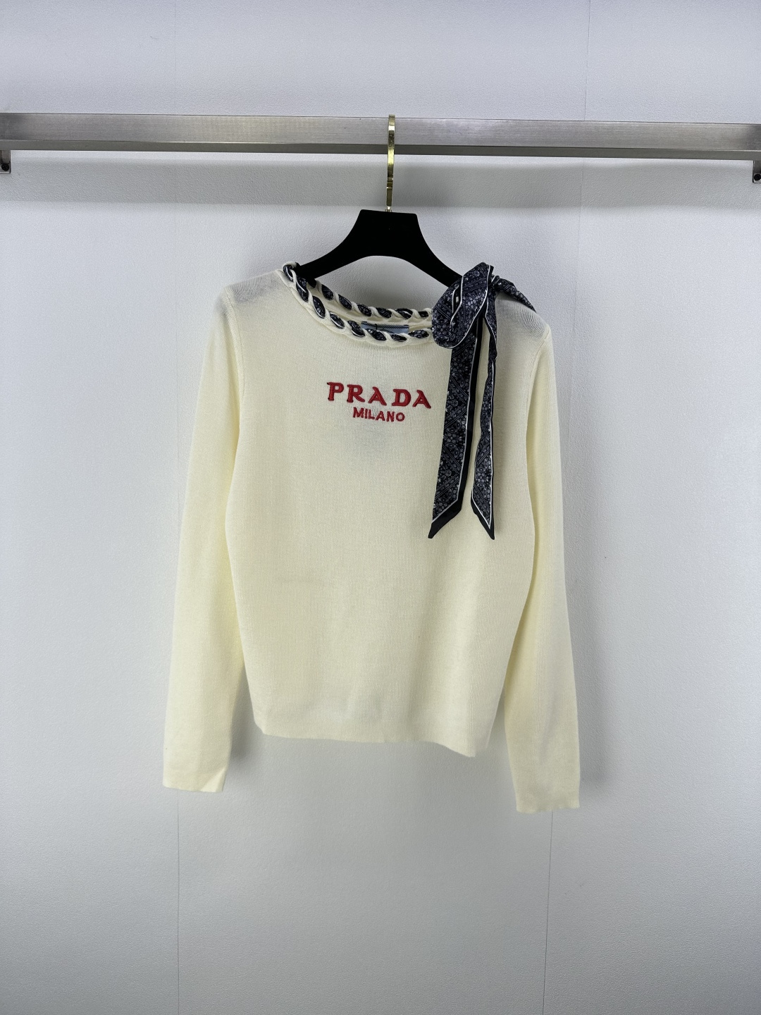 NO:491666,New details on Prad* Latest knitted ribbon long sleeves for fall!  Custom blended yarn weaving, high-quality texture, gloss and comfortable, knitted long-sleeved top cut, neck ribbon-fitting bows, highlighting the high-end feel of outfit, showing the slack tone, contrasting embroidered logo on the chest, highlighting the light luxury and fashionable temperament!  2 colors 3 codes SML, prada, alexander wang19860909Prad* 上新细节 秋季最新针织丝带长袖！定制混纺纱线织造 质感高级 光泽舒适 针织长袖上衣剪裁 领口丝带系蝴蝶结交织 凸显穿搭高级感 尽显松弛调性 胸前撞色刺绣徽标 凸显轻奢时髦气质！ 2色3码SML,,prada,alexander wang,Women's clothing