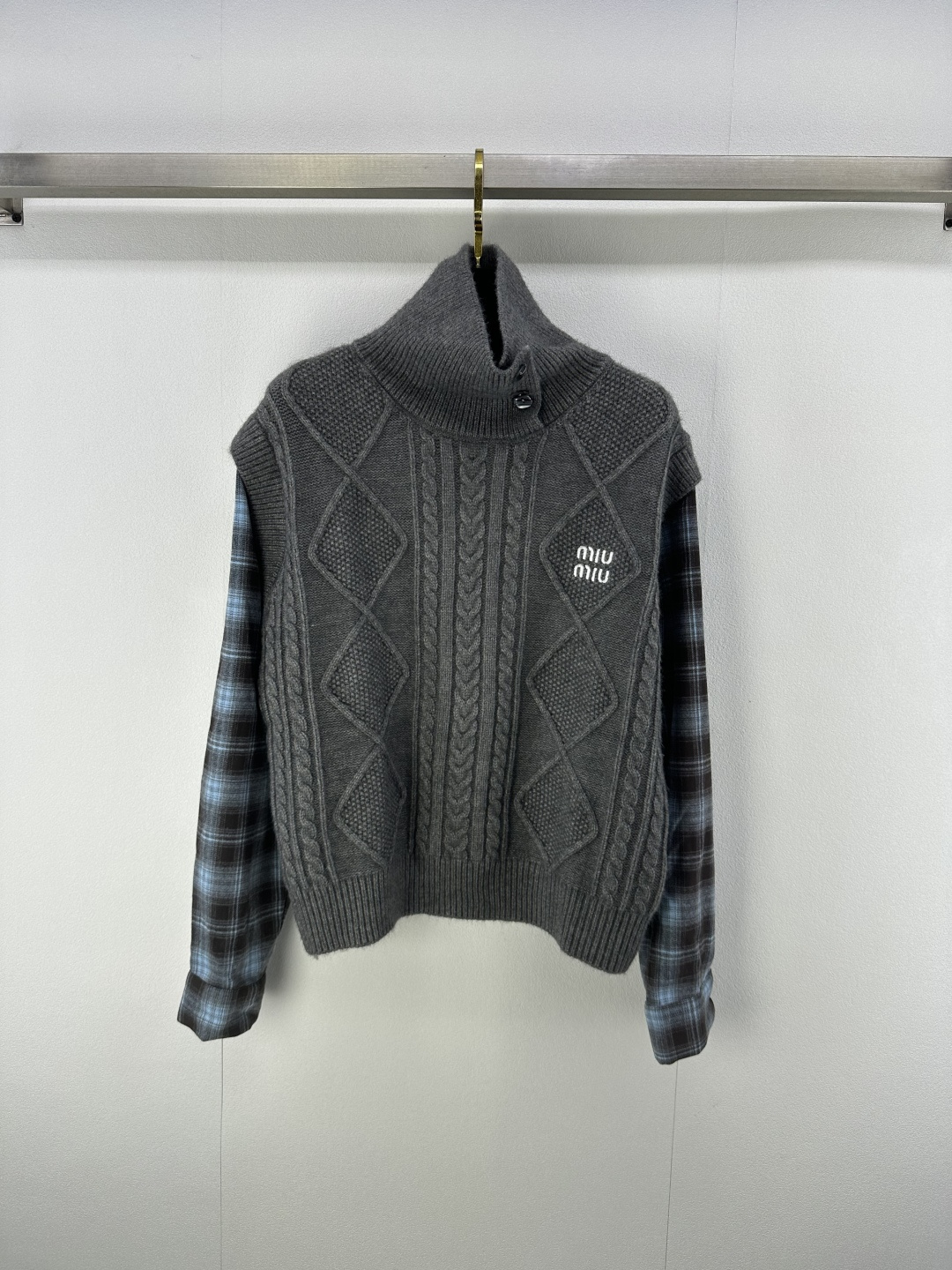 NO:491673,Miumi* new details, new Autumn lapel knitted spliced ​​long sleeves, customized YB wool shirt fabric, elastic and comfortable, full texture, lapel pullover top cut, the upper body presents a casual and lazy style, spliced ​​plaid shirt, forming a double collision of color fabrics, creating a fake two-piece layered and interlaced effect, increasing the beautiful and casual feeling of outfits, and being stylish in one wear, the inner wear is decorated with letters on the chest, highlighting the brand style, fashionable and age-reducing 2 colors and 3 codes SML,,miumiu,shirts,alexander wang19860909miumi*上新细节 秋季新款翻领针织拼接长袖 定制YB羊毛材质衬衣面料 弹力舒适 质感十足 翻领套头上衣裁剪 上身呈现休闲慵懒的穿搭格调 拼接格纹衬衫 形成颜色面料双重碰撞 打造假两件叠穿交错效果 增加穿搭美高休闲感 单穿内搭都出彩时髦 胸前点缀字母徽标 凸显品牌格调 时髦减龄 2色3码SML,,miumiu,shirts,alexander wang,Women's clothing