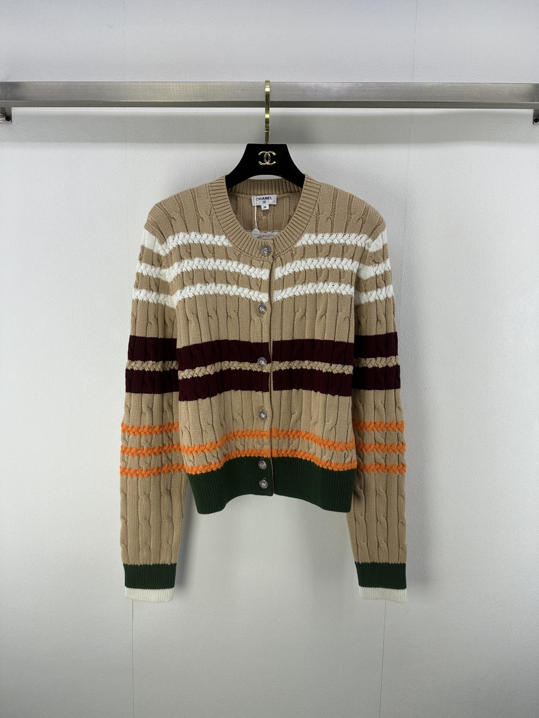 NO:491687,Chane* new details New autumn and winter round-neck striped knitted cardigan long sleeves Classic twisting craftsmanship The color collision is super eye-catching, neat and short, full of matching, easy to unlock elegance and fashion, is a dazzling choice for autumn outfits ~ 2 colors 3 SML, chanel, alexander wang19860909Chane*上新细节 秋冬新款圆领条纹针织开衫长袖 经典绞花工艺 色彩碰撞超吸睛 利落短款 搭配性拉满 轻松解锁优雅与时尚 是秋日穿搭的亮眼选择～ 2色3码SML,,chanel,alexander wang,Women's clothing