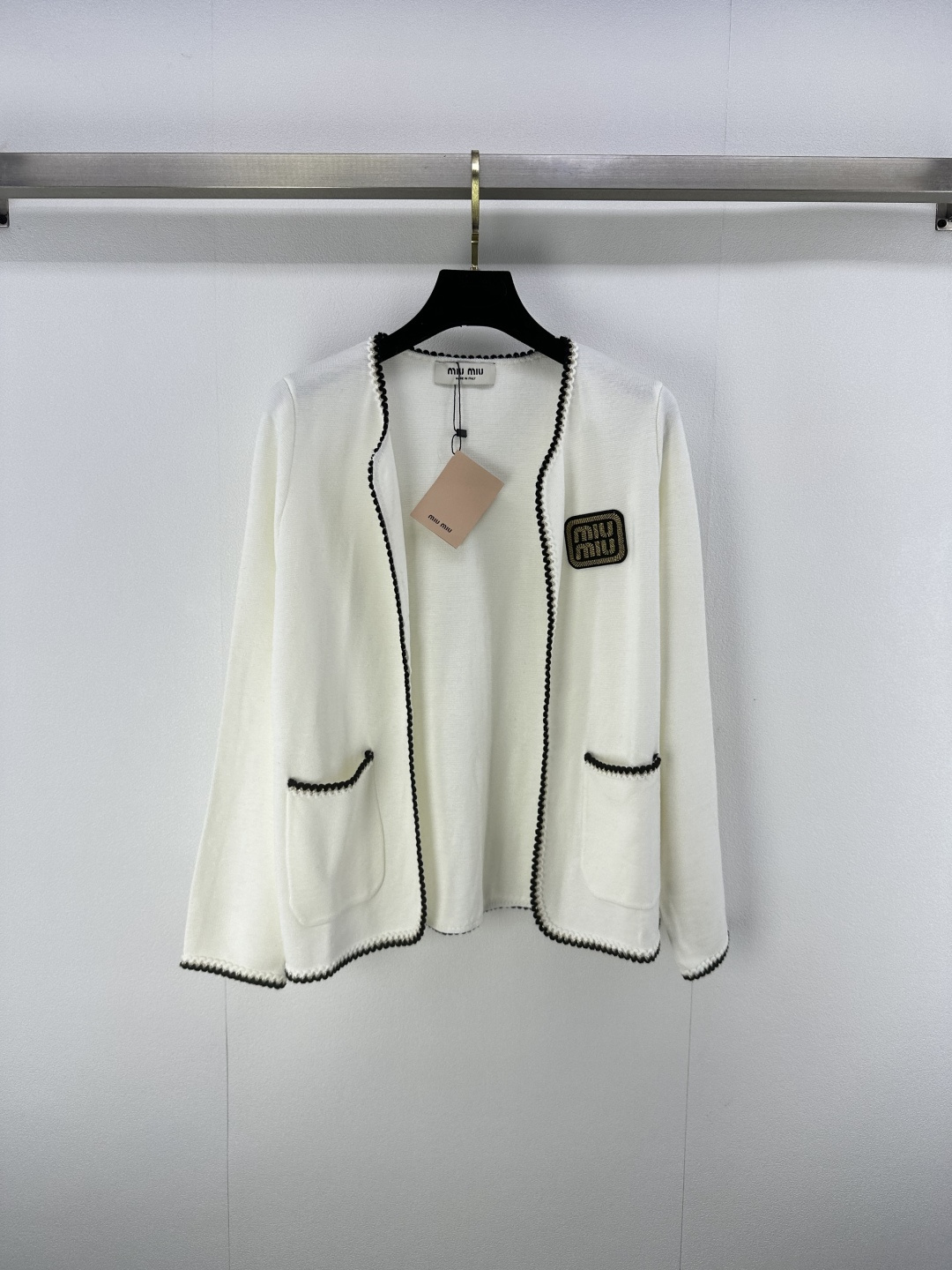 NO:491694,Miumi* new details, new autumn v-neck knitted cardigan long sleeves, customized YB wool yarn weaving, texture high-quality and comfortable v-neck knitted cardigan long sleeves, edge knitted textures intertwined, youthful and lively, embroidered letter logos, highlight the brand personality, highlight the high-end feeling of outfits, design echoes and coordinates, showing relaxed tone, light luxury and fashionable temperament, can be worn alone, the first choice for fashionable outfits in all seasons, 2 colors and 3 codes, miumiu, alexander wang19860909miumi*上新细节 秋季新款v领编织带开衫长袖 定制YB羊毛纱线织造 质感高级舒适 v领针织开衫长袖 边缘编织纹路交织 青春感满溢 更显风格活泼 刺绣字母徽标 彰显品牌个性 凸显穿搭高级感 设计呼应协调 尽显松弛调性 轻奢时髦气质 单穿叠穿均可 四季时尚穿搭首选 2色3码SML,,miumiu,alexander wang,Women's clothing