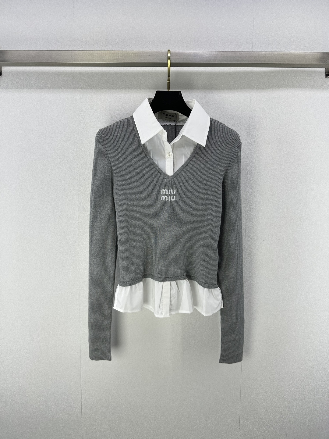 NO:491699,Miumi* new details, new Autumn lapel contrasting long sleeves, spliced ​​shirt collar design, hem lace shirt embellishment highlights the high-end sense of outfit, full of college style, showing a relaxed tone, the first choice for fashion outfits in all seasons, 2 colors and 3 sizes, miumiu, alexander wang19860909miumi*上新细节 秋季新款翻领撞色长袖 拼接衬衣领设计 下摆花边衬衣点缀修饰 凸显穿搭高级感 学院风满满 尽显松弛调性 四季时尚穿搭首选 2色3码SML,,miumiu,alexander wang,Women's clothing