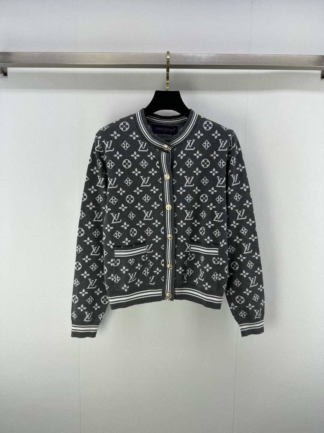 NO:491706,Lv *New details New autumn and winter round neck full-print cardigan!  Customized wool knitted material, comfortable and stylish, soft and elastic cardigan cut, neckline cuffs, threaded edge-closing, elastic and comfortable, illuminating the overall shape, ready-to-wear brand letters full of jacquard, classic and versatile, regular style, the upper body shows style and style!  2 color 3 code SML, louis vuitton, alexander wang19860909Lv *上新细节 秋冬新款圆领满印开衫！定制羊毛针织材质 舒适有型 柔软弹力开衫剪裁 领口袖口螺纹收边弹力舒适 点亮整体造型 成衣品牌字母提花满印 经典百搭洋气 常规版型 上身尽显格调与风范！ 2色3码SML,,louis vuitton,alexander wang,Women's clothing