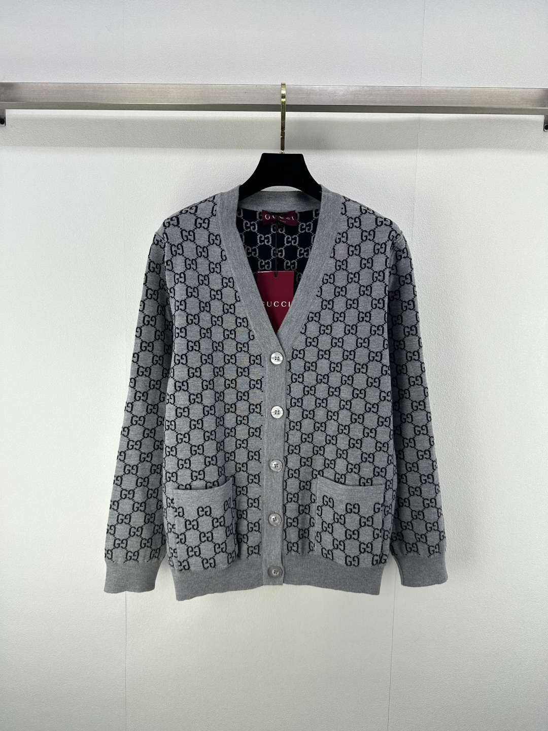 NO:493402,Gucc* new details, new knitted V-neck full-print cardigan on autumn and winter, double-sided cardigan, classic brand double G letter logo presbyopia jacquard decoration, yb open mold letter logo button embellishment, high-end fashionable and light luxury 1 color 3 code SML,,gucci,alexander wang19860909Gucc*上新细节 秋冬新款针织V领满印开衫 双面穿开衫 经典品牌双G字母logo老花提花装饰 yb开模字母logo纽扣点缀 高级时髦轻奢 1色3码SML,,gucci,alexander wang,Women's clothing