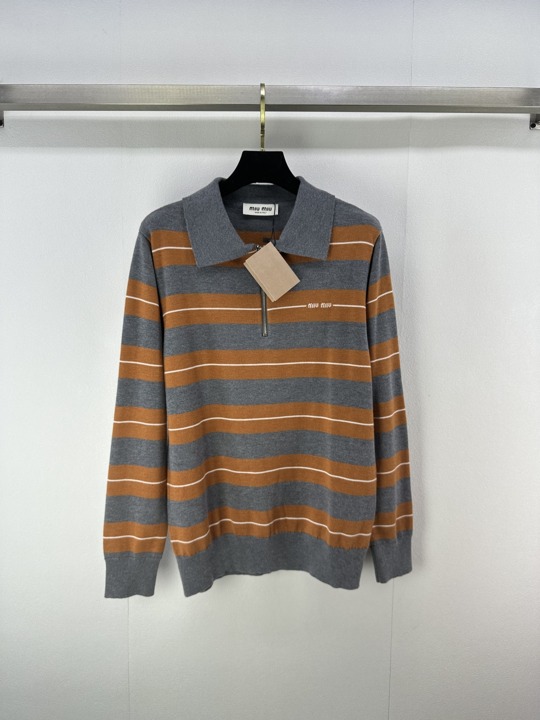 NO:495033,Miumi* new details, new autumn style half-zipper contrasting long sleeves, hardware logo medal decoration, slim on the upper body, super white skin, customized jacquard craftsmanship, low-key and luxurious! A must-have item for fashionable things unlocks all outfits! Classic items are fashionable and high-end, and the classic style is versatile and not picky! 3 color 3 code SML, miumiu, alexander wang19860909Miumi*上新细节 秋季新款半拉链撞色长袖 五金logo勋章修饰搭配 上身显瘦超級显肤白 定制提花工艺 低调奢华！ 时髦精必备单品解锁所有穿搭！经典单品时髦又高级 经典版型百搭不挑人！ 3色3码SML,,miumiu,alexander wang,Women's clothing