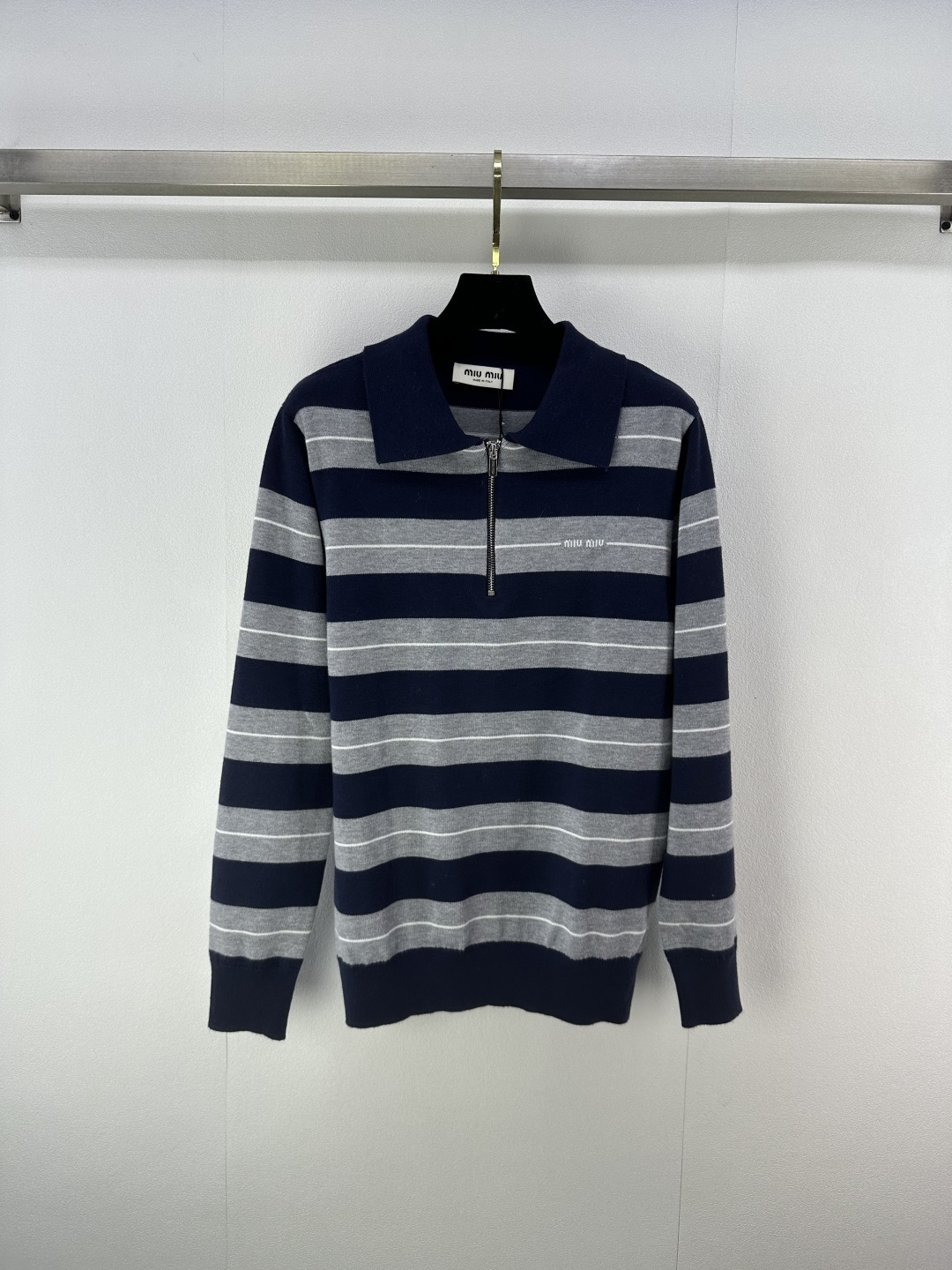 NO:495035,Miumi* new details, new autumn style half-zipper contrasting long sleeves, hardware logo medal decoration, slim on the upper body, super white skin, customized jacquard craftsmanship, low-key and luxurious! A must-have item for fashionable things unlocks all outfits! Classic items are fashionable and high-end, and the classic style is versatile and not picky! 3 color 3 code SML, miumiu, alexander wang19860909Miumi*上新细节 秋季新款半拉链撞色长袖 五金logo勋章修饰搭配 上身显瘦超級显肤白 定制提花工艺 低调奢华！ 时髦精必备单品解锁所有穿搭！经典单品时髦又高级 经典版型百搭不挑人！ 3色3码SML,,miumiu,alexander wang,Women's clothing