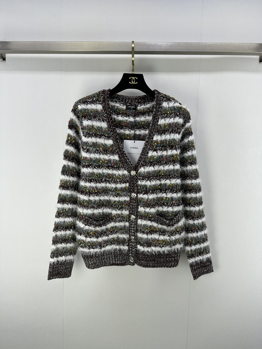 NO:493415,Chane* New Details New Fall Thick Line Colorful V-neck Cardigan Long Sleeve!  Contrasting color yarns, retro style, age-reducing girlish style. Contrasting color striped design style, making the upper body look slim!  A retro lazy and fashionable stacking artifact!  Original open-film hardware buckle is useless and not picky. 1 color 3 code SML, chanel, alexander wang19860909Chane*上新细节 秋季新款粗线彩纱V领开衫长袖！撞色彩色纱线 气质复古风减龄少女风.撞色条纹设计版型上身巨显瘦！复古慵懒又时髦的叠搭神器！原版开膜五金扣 白搭不挑人. 1色3码SML,,chanel,alexander wang,Women's clothing