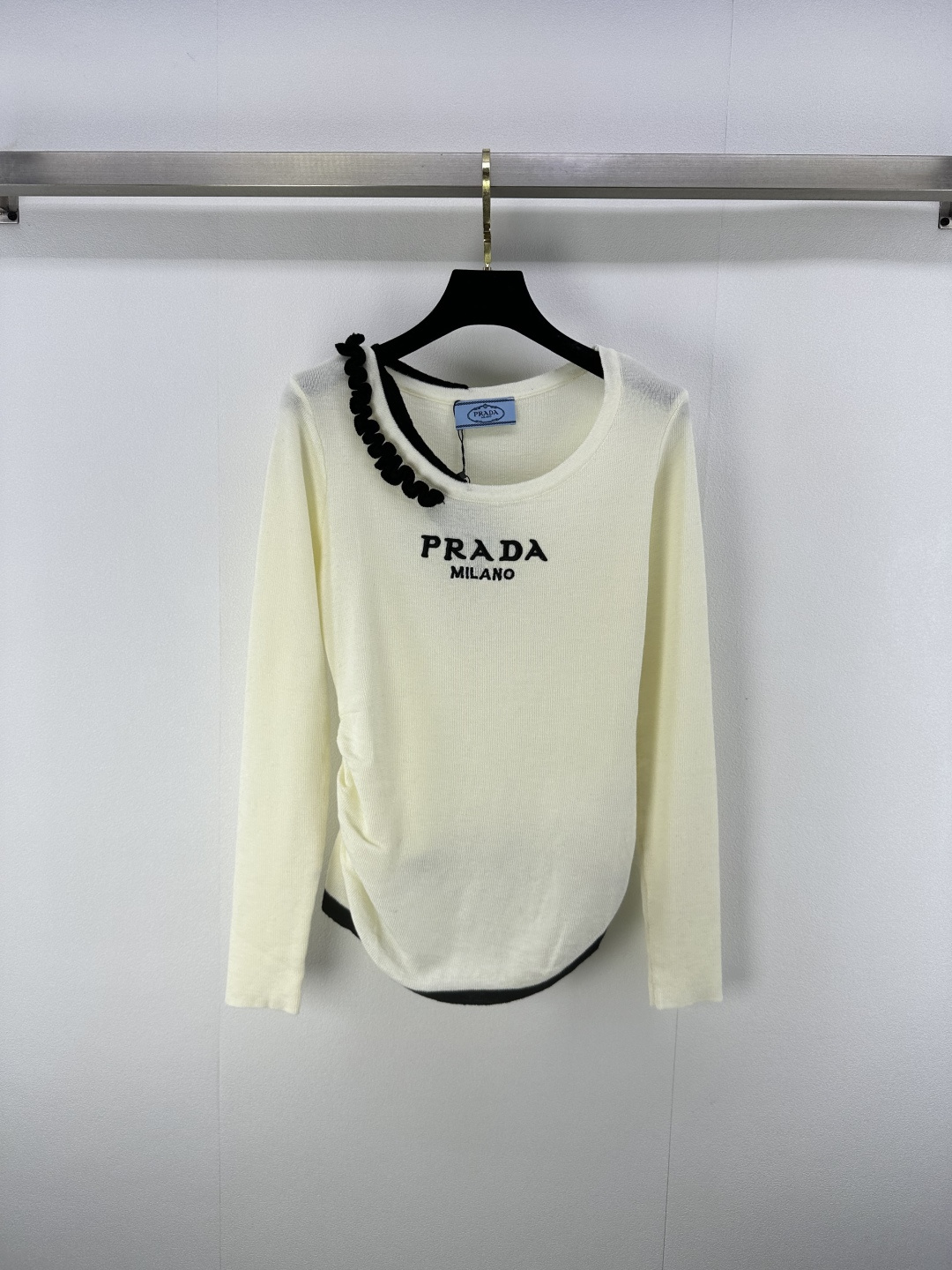 NO:495044,New details for Prad* The latest knitted lace round neck with waist-length sleeves in autumn!  Custom blended yarn weaving, high-quality texture, gloss and comfortable, knitted long-sleeved top cut, lace collar design, highlighting the high-end feeling of outfit, showing the slack tone, contrasting embroidered logo on the chest, highlighting the light luxury and fashionable temperament!  3 color 3 code SML, prada, alexander wang19860909Prad* 上新细节 秋季最新针织花边圆领收腰长袖！定制混纺纱线织造 质感高级 光泽舒适 针织长袖上衣剪裁 包边花边领设计 凸显穿搭高级感 尽显松弛调性 胸前撞色刺绣徽标 凸显轻奢时髦气质！ 3色3码SML,,prada,alexander wang,Women's clothing