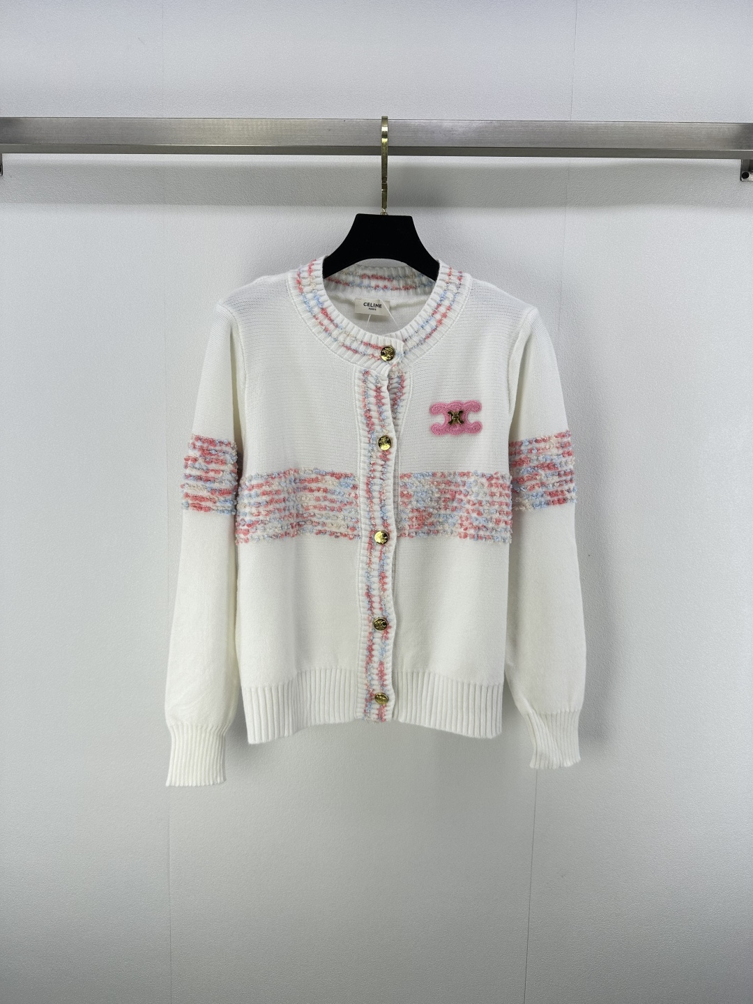 NO:495050,Celin New Details The latest snowflake yarn knitted round-neck cardigan for the autumn!  The surface has a rich texture, customized logo buttons, and a high-end texture that can be seen by the naked eye!  The contrasting color design is exquisite and playful, and the temperamental and famous girl reduces age!  1 color 3 code SML, celine, alexander wang19860909Celin 上新细节 秋季最新雪花纱针织圆领开衫！表面有丰富的肌理感,定制logo纽扣,肉眼可见的高级质感！撞色设计精致俏皮,气质名媛少女减龄！ 1色3码SML,,celine,alexander wang,Women's clothing