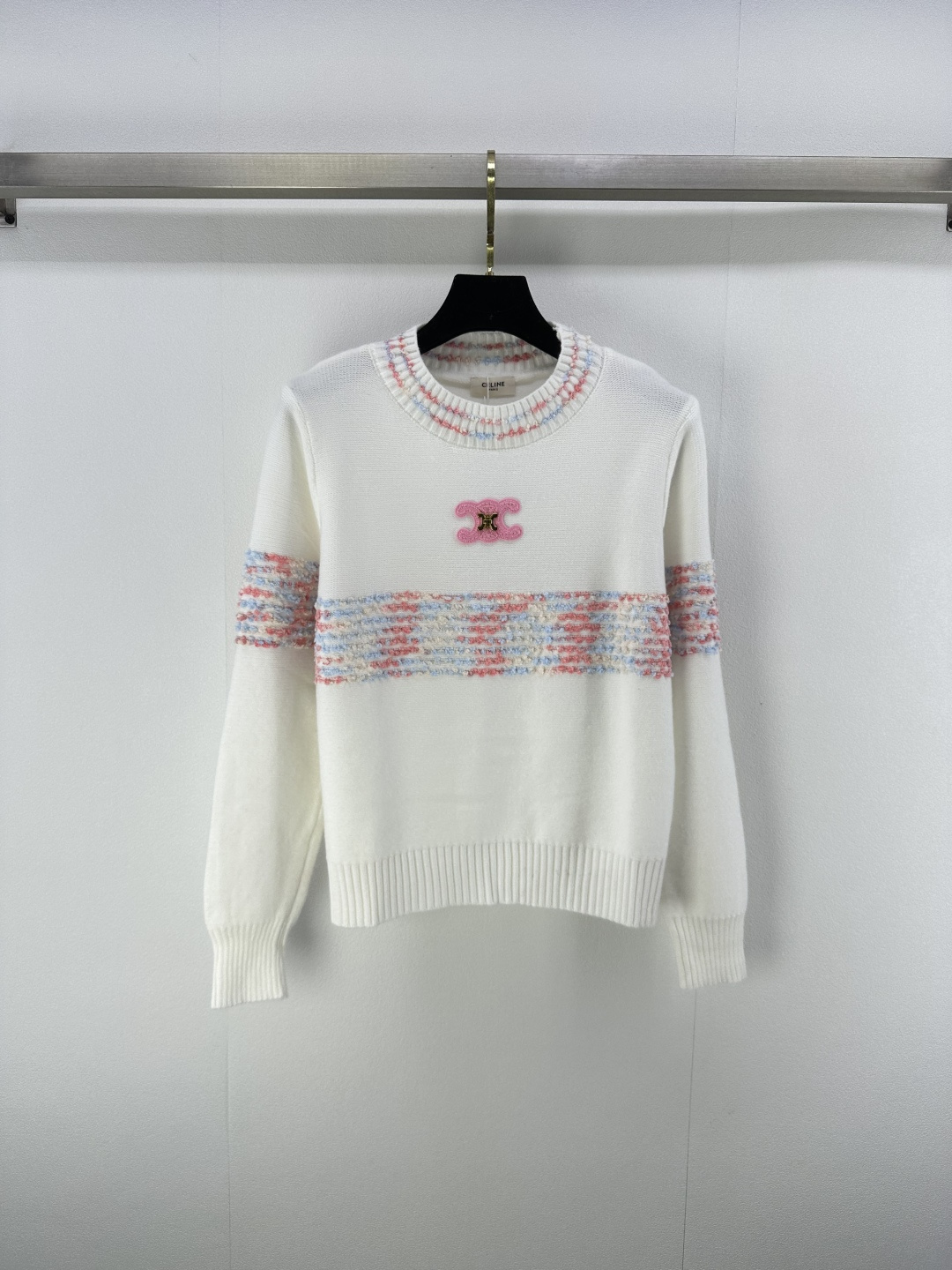 NO:495017,Celin New Details The latest snowflake yarn knitted round neck long sleeves for autumn!  The surface has a rich texture, a custom logo, and a high-end texture that can be seen in the naked eye!  The contrasting color design is exquisite and playful, and the temperamental and famous girl reduces age!  1 color 3 code SML, celine, alexander wang19860909Celin 上新细节 秋季最新雪花纱针织圆领长袖！表面有丰富的肌理感,定制logo徽标,肉眼可见的高级质感！撞色设计精致俏皮,气质名媛少女减龄！ 1色3码SML,,celine,alexander wang,Women's clothing