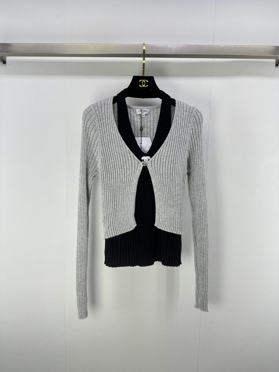 NO:495023,Chane* new details New autumn halter neck v-neck cardigan Custom blended yarn weaving elastic and comfortable breathable and easy to wear chest buckle logo decoration Retro style Slim fit style Highlight body shape Playful and age-reducing daily travel or party easy to control 2 colors 3 codes SML, chanel, alexander wang19860909Chane*上新细节 秋季新款挂脖v领开衫 定制混纺纱线织造 弹力舒适 透气好穿 胸前挂扣logo装饰 复古风格强烈 修身版型 突显身材 俏皮减龄 日常出行或聚会轻松驾驭 2色3码SML,,chanel,alexander wang,Women's clothing