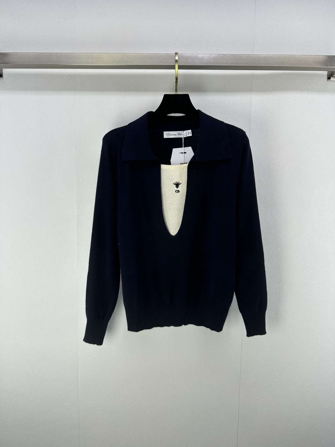 NO:495026,, 210Dio* new details The latest contrasting color lapel knitted long sleeves in autumn!  Positioning logo bee Customized wool yarn weaving, high-quality texture, gloss and comfortable, knitted lapel half-plate long-sleeved tailoring, fake two-piece design highlights the high-end feeling of outfits, showing a relaxed tone. The first choice for fashionable outfits in all seasons!  2 colors 3 codes SML, dior, alexander wang19860909,210Dio*上新细节 秋季最新撞色翻领针织长袖！定位徽标小蜜蜂 定制羊毛纱线织造 质感高级 光泽舒适 针织翻领半开襟长袖剪裁 假两件设计 凸显穿搭高级感 尽显松弛调性 四季时尚穿搭首选！ 2色3码SML,,dior,alexander wang,Women's clothing