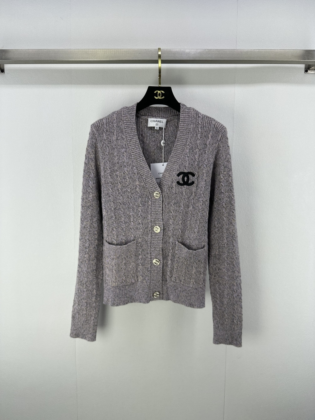 NO:495034,Chane* new details New V-neck cardigan in autumn and winter, mold opening logo hardware ~ custom imported yarn weaving, comfortable texture, delicate skin-friendly, knitted short skirt cardigan tailoring, classic high-quality contrast color, super slim and temperament on the upper body 2 colors 3 size SML, chanel, skirts, alexander wang19860909Chane*上新细节 秋冬新款v领开衫 开模logo五金~定制进口纱线织造 质感舒适 亲肤细腻 针织短裙开衫剪裁 经典高级撞色间色 上身超显瘦气质 2色3码SML,,chanel,skirts,alexander wang,Women's clothing