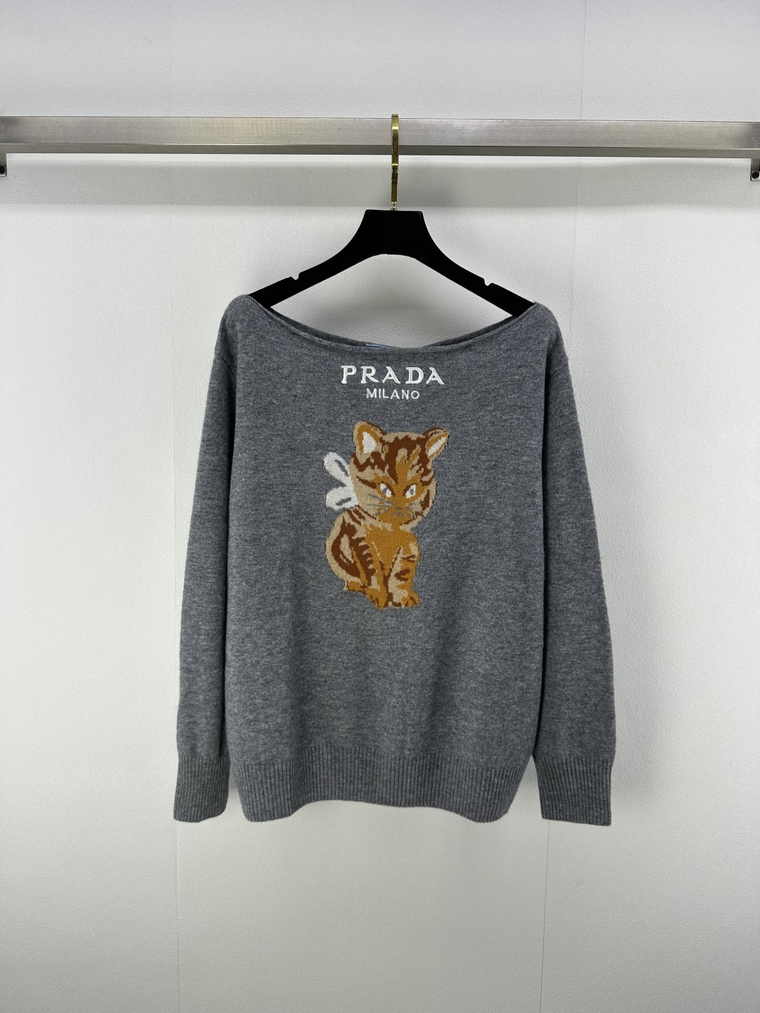 NO:495032,Prad *New details New contrasting color cat jacquard one-shoulder long sleeves Customized fabric Exquisite jacquard cat pattern Neck thread closing age-reducing temperament 2 colors 3 codes SML, prada, alexander wang19860909Prad *上新细节 秋冬新款撞色猫咪提花一字肩长袖 定制面料 精致提花猫咪图案 领口螺纹收口 减龄又气质 2色3码SML,,prada,alexander wang,Women's clothing