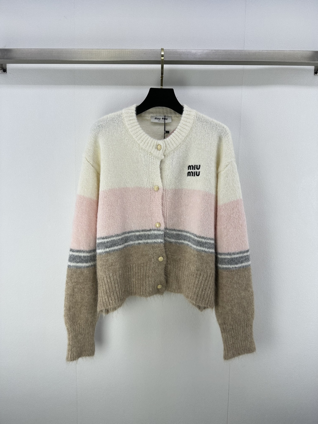 NO:495036,Miumi* new details, new round-neck striped cardigan long sleeves, customized YB wool knitted material, soft and skin-friendly, full of texture, comfortable to wear, iconic pocket brand jacquard decoration, reflecting the brand's advanced design sense, a must-have fashion outfit for commuting and dating, 2 colors and 3 sizes, SML, miumiu, alexander wang19860909Miumi*上新细节 秋冬新品圆领条纹开衫长袖 定制YB羊毛针织材质 柔软亲肤 质感十足 穿着舒适 成衣标志性口袋品牌提花装饰 体现品牌高级设计感 通勤约会必备时尚穿搭 2色3码SML,,miumiu,alexander wang,Women's clothing