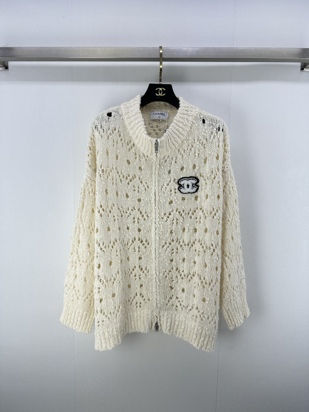 NO:495041,Chane* new details. The new autumn product double C stand-alone zipper hollow cardigan long sleeves, contrasting color logo embellishes the color to reduce age and age-reducing temperament retro and fashionable!  Classic basic versatile style is good no matter how you match it. 2 colors and 3 sizes SML, chanel, alexander wang19860909Chane*上新细节 秋季新品双C立领拉链镂空开衫长袖,撞色logo点缀配色减龄气质复古又时髦！经典基础百搭版型不挑人怎么搭都好看 2色3码SML,,chanel,alexander wang,Women's clothing