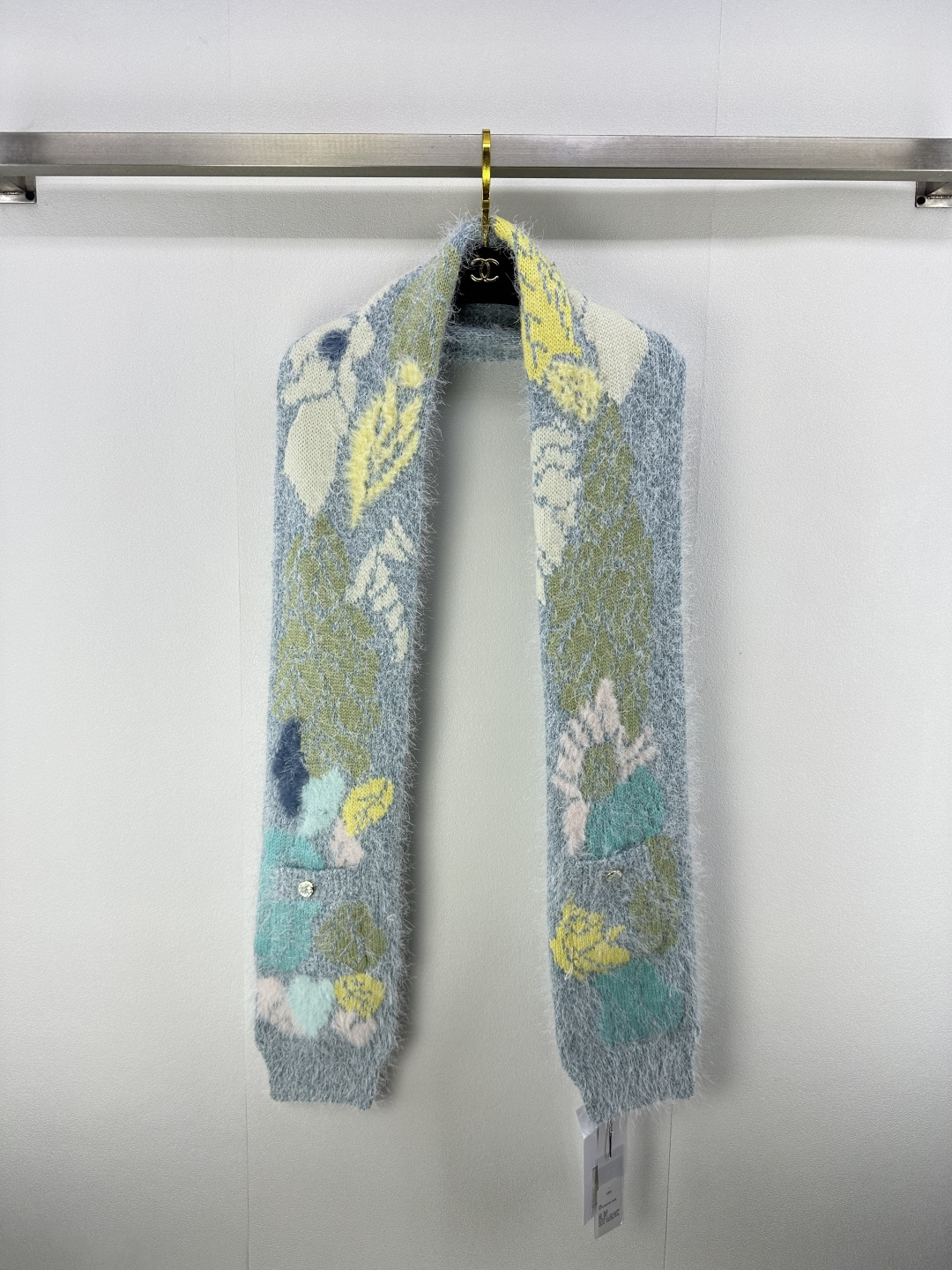 NO:495045,Chane* new details New autumn and winter new mohair knitted scarf Customized YB silk mohair material High-quality and comfortable texture Comfortable and not tugged with body. Floral wide scarf cut. Fine needle method. The hair feels obvious. The whole body is crocheted with colorful silk thread and leaves and floral texture. Blue, green and yellow color combination is fresh and fairy-like. Paired with pocket printed placket buttons to show the light luxury and fashionable temperament. 1 color one size, chanel, alexander wang19860909Chane*上新细节 秋冬新品马海毛针织围巾 定制YB丝毛马海毛材质 质感高级舒适 穿搭舒适不扎身 碎花宽长围巾剪裁 细密针法 毛感明显 通体以彩色丝线钩织树叶花卉纹理等自然元素 蓝绿黄配色清新仙气 搭配口袋印刻襟扣 尽显轻奢时髦气质 1色均码,,chanel,alexander wang,Women's clothing