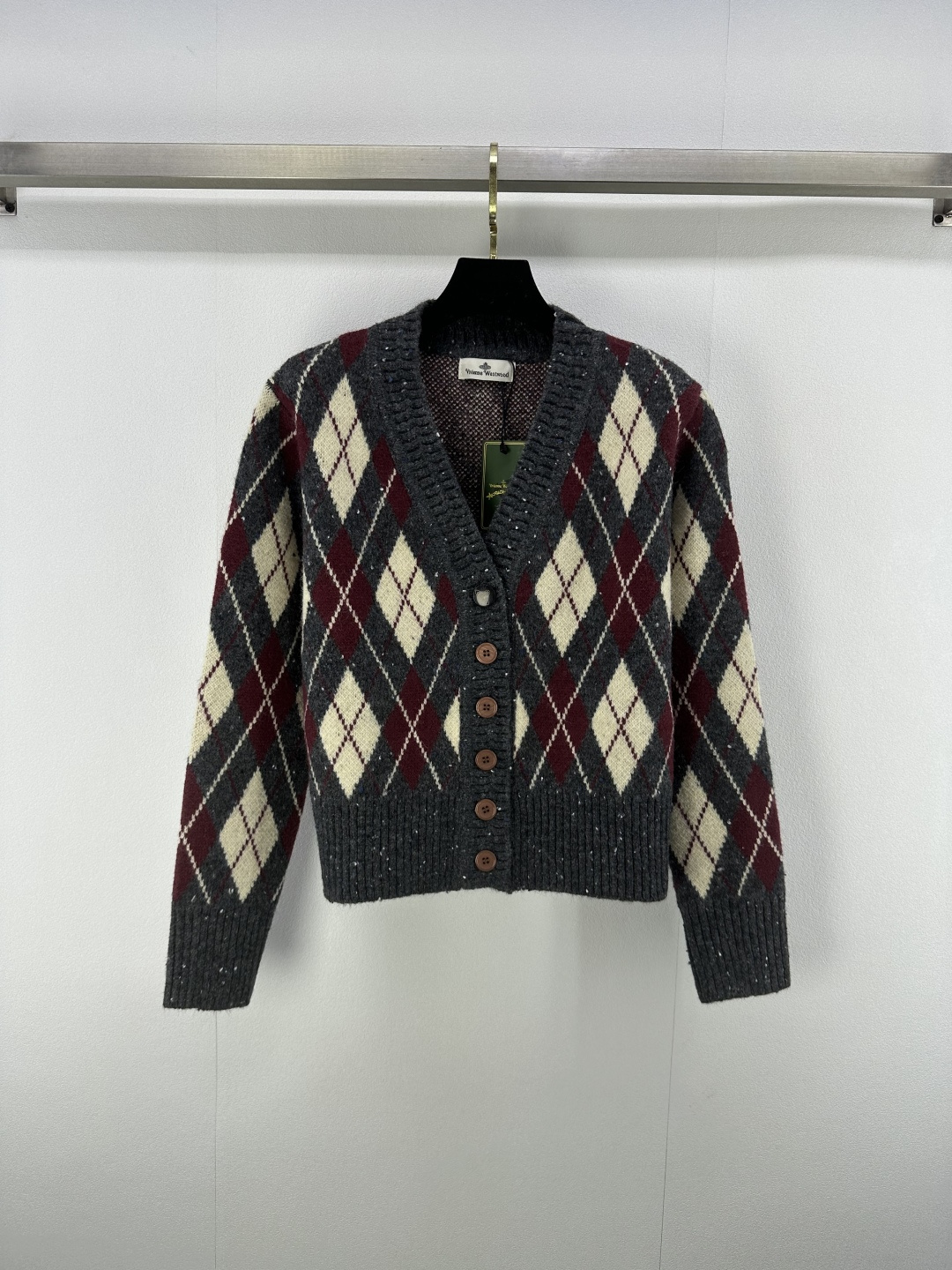 NO:496583,Queen Mother *VivieneWestw*od New details The latest contrasting V-neck knitted cardigan in autumn! The button Saturn jacquard pattern, the diamond texture of the body is marked and has a perfect embellishment, and the classic contrasting colors make it look white and versatile! 1 color 3 code SML, alexander wang19860909西太后*VivieneWestw*od 上新细节 秋季最新撞色V领针织开衫！纽扣土星提花图案,衣身菱格纹理标识度显著醒目且恰到好处的点缀,经典撞色显白又百搭！ 1色3码SML,,alexander wang,Women's clothing