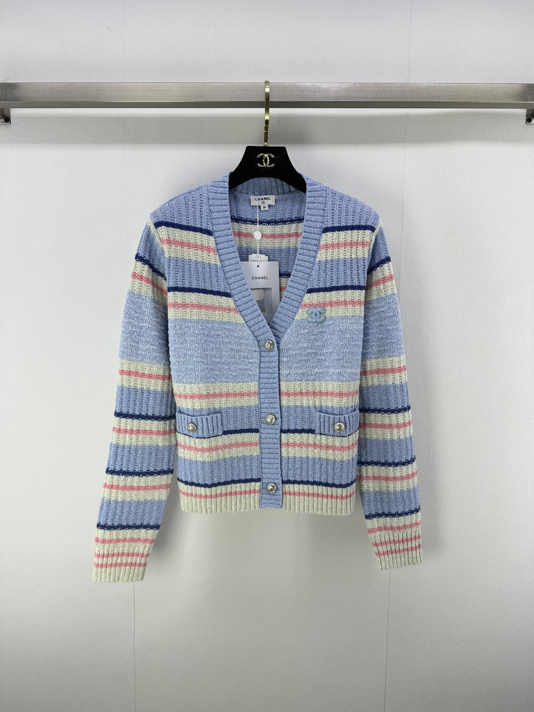 NO:496519,Chane* New Details New Striped Knitted V-neck Long Sleeve Cardigan in Early Autumn!  Custom imported yarn weaving, soft and skin-friendly, comfortable and stylish, striped V-neck cardigan style, neckline adjustment can properly reveal the skin, beautify the proportion of head and shoulders, make the scale of large body stripes, embroidered logo decoration on chest, strong retro style, elastic slim fit style highlights the figure, playful, age-reducing, and easy to control during daily travel or party!  1 color 3 code SML, chanel, alexander wang19860909Chane*上新细节 早秋新款条纹针织V领长袖开衫！定制进口纱线织造 柔软亲肤 舒适有型 条纹V领开衫版型 领口开襟调节可恰当露肤 美化头肩比例更显瘦 大身条纹碰撞 胸前字母刺绣徽标装饰 复古风格强烈 弹力修身版型突显身材 俏皮减龄显白 日常出行或聚会轻松驾驭！ 1色3码SML,,chanel,alexander wang,Women's clothing