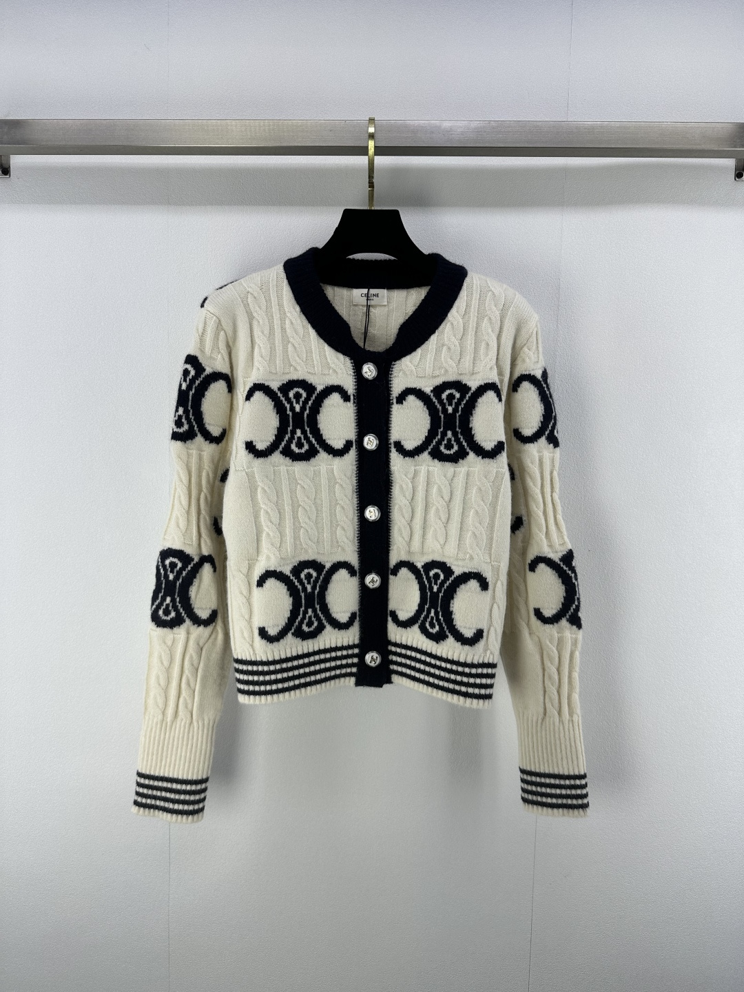 NO:496620,Celin* new details, the early autumn new Arc de Triomphe presbyterian jacquard full-print cardigan long sleeves, full-print Arc de Triomphe embroidery, durable and high-end, combined with multiple round buttons, the brand's high-end design feels, highlights the brand's style, fashionable and fashionable, full of high-end feeling, close your eyes!  1 color 3 code SML, celine, alexander wang19860909Celin*上新细节 早秋新款凯旋门老花提花满印开衫长袖 配通体满印凯旋门刺绣耐看高级 配合多颗圆扣品牌高级设计感拉 凸显品牌格调时髦洋气 上身高级感满满 闭眼入！ 1色3码SML,,celine,alexander wang,Women's clothing