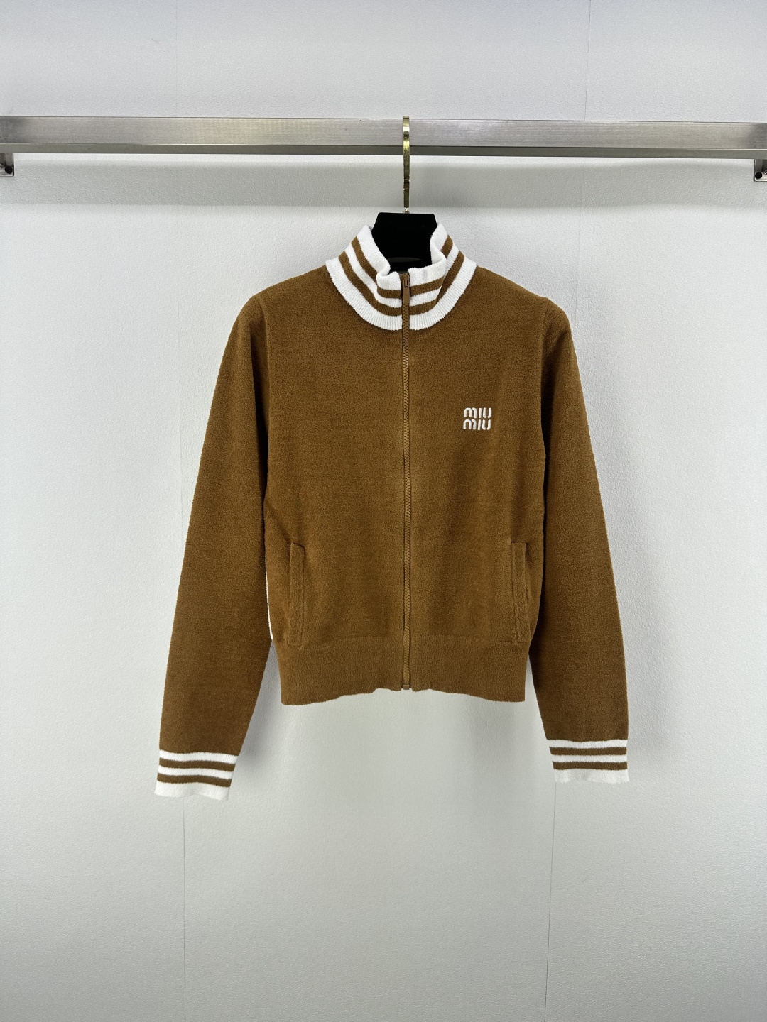 NO:496597,Miumi* new details, new casual zipper cardigans for autumn and winter, customized YB imported yarn, breathable and comfortable, smooth and stylish, small stand-alone zipper cardigan, short slim cut, easy to outline slack lines, easy to put on and take off, the leader wraps the edge with two-color stripes, decorated with chest letter logo, full marks, highlights the brand tone, more uniform and coordinated, meets various needs of daily dates, presents a casual and free dressing style, 1 color, 3 codes, SML, miumiu, alexander wang19860909Miumi*上新细节 秋冬新品休闲拉链开衫 定制YB进口纱线只要 透气舒适 垂顺有型 小立领拉链开衫 短款修身裁剪轻松勾勒松弛感线条 拉链调节穿脱方便 领袖以两色条纹包边 配合胸口字母徽标装饰 细节处理满分 彰显品牌调性 更加统一协调 满足日常约会多种需求 呈现随性自由的穿搭风格 1色3码SML,,miumiu,alexander wang,Women's clothing