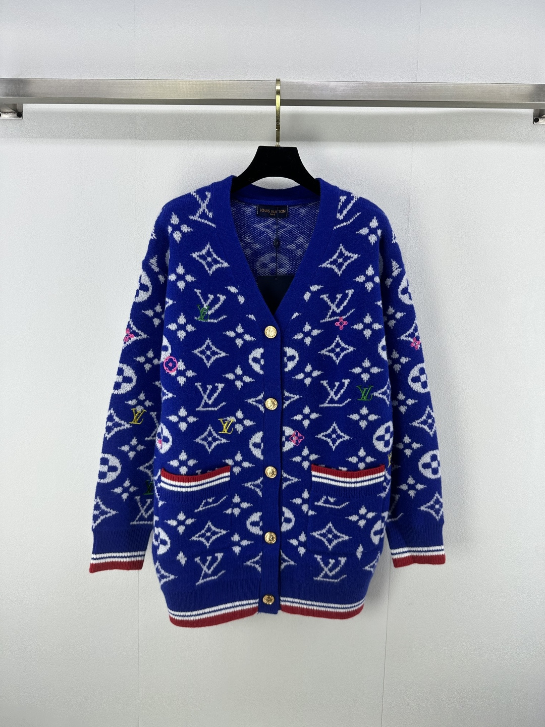 NO:496577,Lv *New details New autumn and winter V-neck full-print long cardigan!  Customized wool knitted material, comfortable and stylish, soft and elastic cardigan cut, neckline cuffs, threaded edge-closing, elastic and comfortable, illuminating the overall shape, ready-to-wear brand letters full of jacquard, classic and versatile, regular style, the upper body shows style and style!  1 color 3 code SML, louis vuitton, alexander wang19860909Lv *上新细节 秋冬新款v领满印长开衫！定制羊毛针织材质 舒适有型 柔软弹力开衫剪裁 领口袖口螺纹收边弹力舒适 点亮整体造型 成衣品牌字母提花满印 经典百搭洋气 常规版型 上身尽显格调与风范！ 1色3码SML,,louis vuitton,alexander wang,Women's clothing