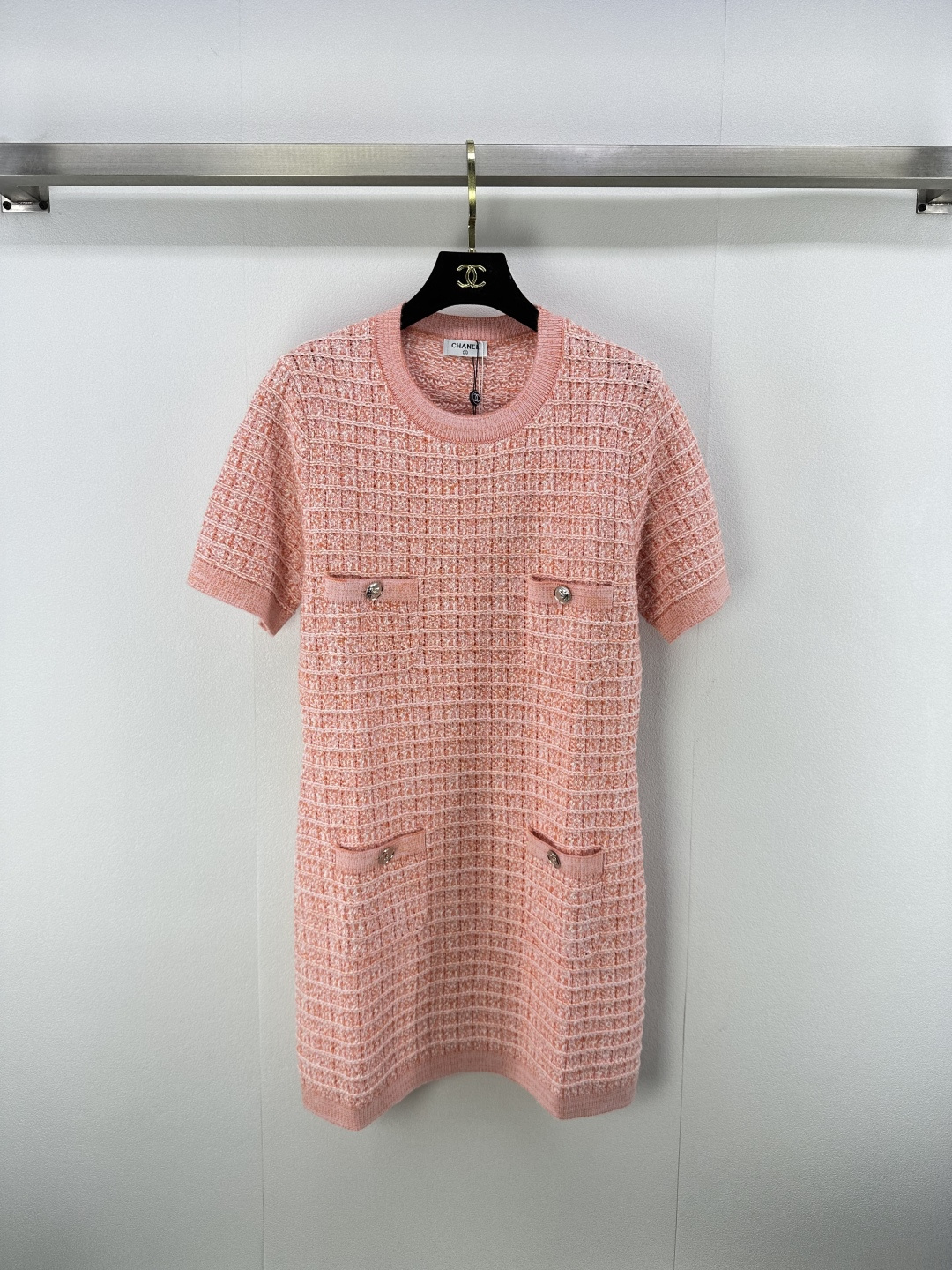 NO:493427,Chane* new details New knitted round neck short-sleeved dress with autumn and winter, plaid texture embellishment, exquisite metal buttons, small fragrance style design adapts to diverse outfits, simple and elegant, showing the small fragrance style, easy to grasp the French high-end feeling~ 3 colors and 3 codes SML, chanel, skirts, T-shirt, alexander wang19860909Chane*上新细节 秋冬新款针织圆领短袖连衣裙 格纹纹理点缀 金属纽扣精致 小香风设计适配多样穿搭 简约优雅 尽显小香风格 轻松拿捏法式高级感～ 3色3码SML,,chanel,skirts,T-shirt,alexander wang,Women's clothing