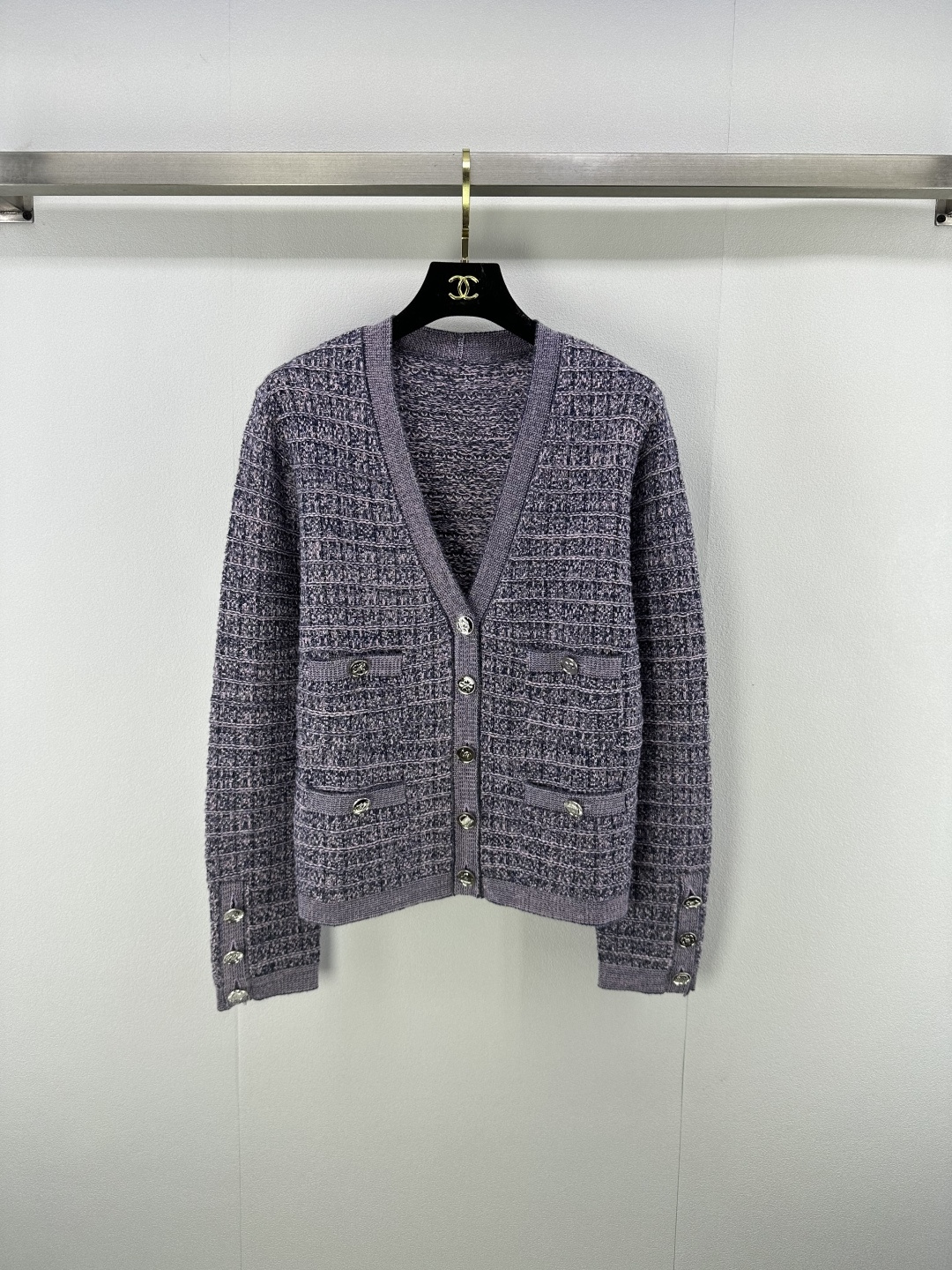 NO:493436,Chane* new details New knitted v-neck cardigan long sleeves with plaid texture embellishments, exquisite metal buttons, small fragrance style design adapts to diverse outfits, simple and elegant, showing the small fragrance style, easy to grasp the French high-end feeling~ 3 colors and 3 codes SML, chanel, alexander wang19860909Chane*上新细节 秋冬新款针织v领开衫长袖 格纹纹理点缀 金属纽扣精致 小香风设计适配多样穿搭 简约优雅 尽显小香风格 轻松拿捏法式高级感～ 3色3码SML,,chanel,alexander wang,Women's clothing