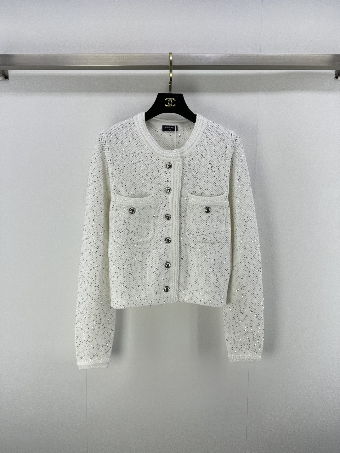 NO:496609,Chane* new details New autumn and winter beaded round neck cardigan, soft and comfortable fabric, suitable for commuting versatile. The beaded is shiny and will not be bloated when worn!  Classic and versatile style, regular style, and the upper body shows style and style!  2 colors 3 codes SML, chanel, alexander wang19860909Chane*上新细节 秋冬新款珠片圆领开衫 面料柔软舒适 适合通勤百搭 珠片设计闪闪发亮穿上不会臃肿！经典百搭洋气 常规版型 上身尽显格调与风范！ 2色3码SML,,chanel,alexander wang,Women's clothing