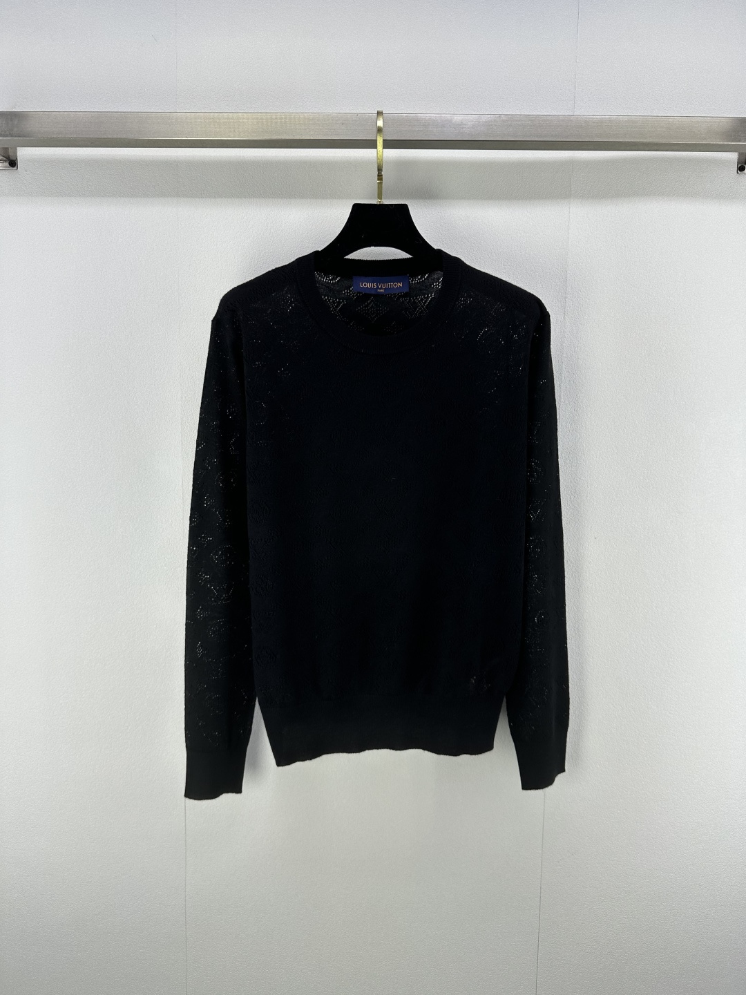 NO:496610,New details on LV, new winter products, round neck hollow full print long sleeves, hollow logo design retro and fashionable, skin-friendly fabrics are comfortable on the upper body, versatile and not picky, 3 colors and 3 codes SML,,louis vuitton,alexander wang19860909LV上新细节 冬季新品圆领镂空满印长袖 镂空logo设计复古时髦 亲肤面料上身舒适 百搭不挑人 3色3码SML,,louis vuitton,alexander wang,Women's clothing