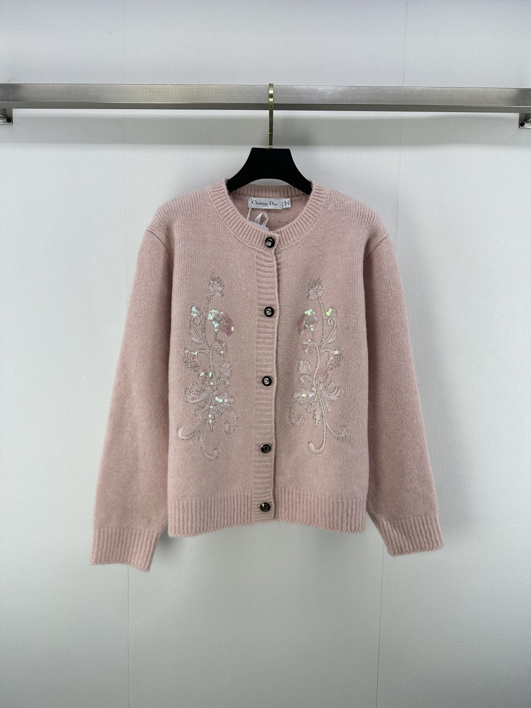 NO:496614,New details on Dio*. New autumn round neck beaded cardigan with long sleeves. Heavy industry beaded body. The outfit is playful and age-reducing!  Age-reducing fashion style exquisite details, a must-have item for trendy people, 3 colors and 3 codes SML, dior, alexander wang19860909Dio*上新细节 秋季新款圆领钉珠开衫长袖 重工钉珠衣身 穿搭俏皮减龄显白！减龄时尚款细节精致 潮人必备单品哦 3色3码SML,,dior,alexander wang,Women's clothing