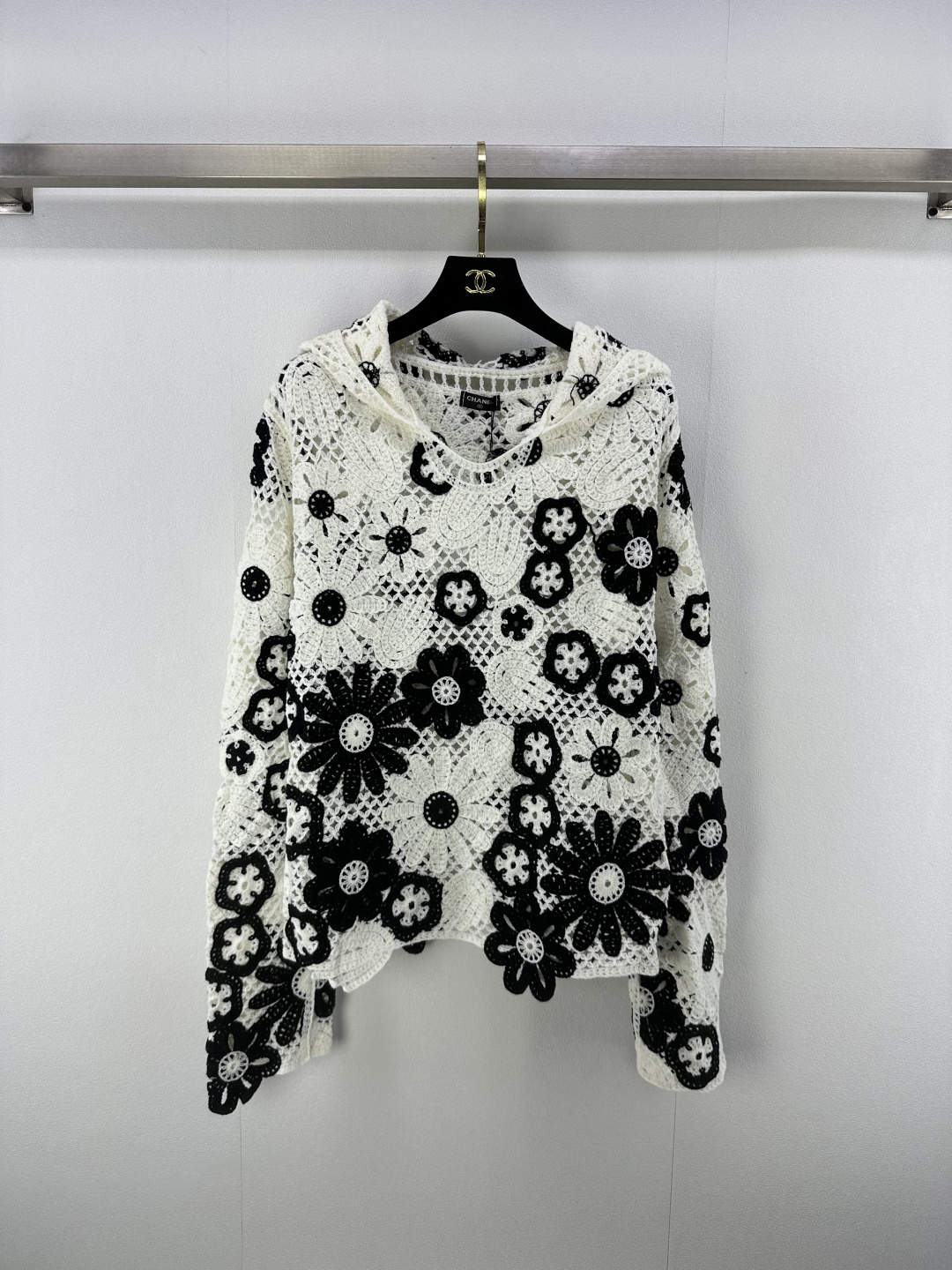 NO:496593,CHANE* New details The latest water-soluble hook embroidered hollow hooded long sleeves in early autumn!  Customized cotton yarn weaving, delicate texture, breathable and comfortable, knitted long-sleeved tailoring, round scattered pattern decoration, matched with black and white hook-and-flower interwoven technology, add fashionable tone, loose style and versatile style, not picky for age, more relaxed and vacation-like, upper body is suitable for age-reducing fashionable style, 2 colors and 3 codes, SML, chanel, hats, alexander wang19860909CHANE* 上新细节 早秋最新水溶钩花刺绣镂空连帽长袖！定制全棉纱线织造 细腻肌理 透气舒适 针织长袖剪裁 通体大小错落圆形散射状图案装点 搭配黑白钩花交织工艺 增添时尚调性 宽松版型百搭款式不挑年龄肤色 更显松弛有度假感 上身适配减龄时髦风格 2色3码SML,,chanel,hats,alexander wang,Women's clothing