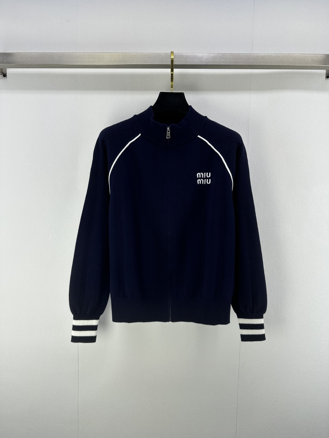 NO:496601,Miumi* new details 25 Spring and autumn new contrasting cardigan raglan sleeve design Classic letter logo contrasting jacquard embellishment yb open mold logo hardware zipper decoration Classic retro fashionable 3 colors 3 code SML, miumiu, alexander wang19860909Miumi*上新细节 25 春秋新款撞色开衫 插肩袖设计 经典字母logo撞色提花点缀 yb开模logo五金拉链装饰 经典复古时髦 3色3码SML,,miumiu,alexander wang,Women's clothing