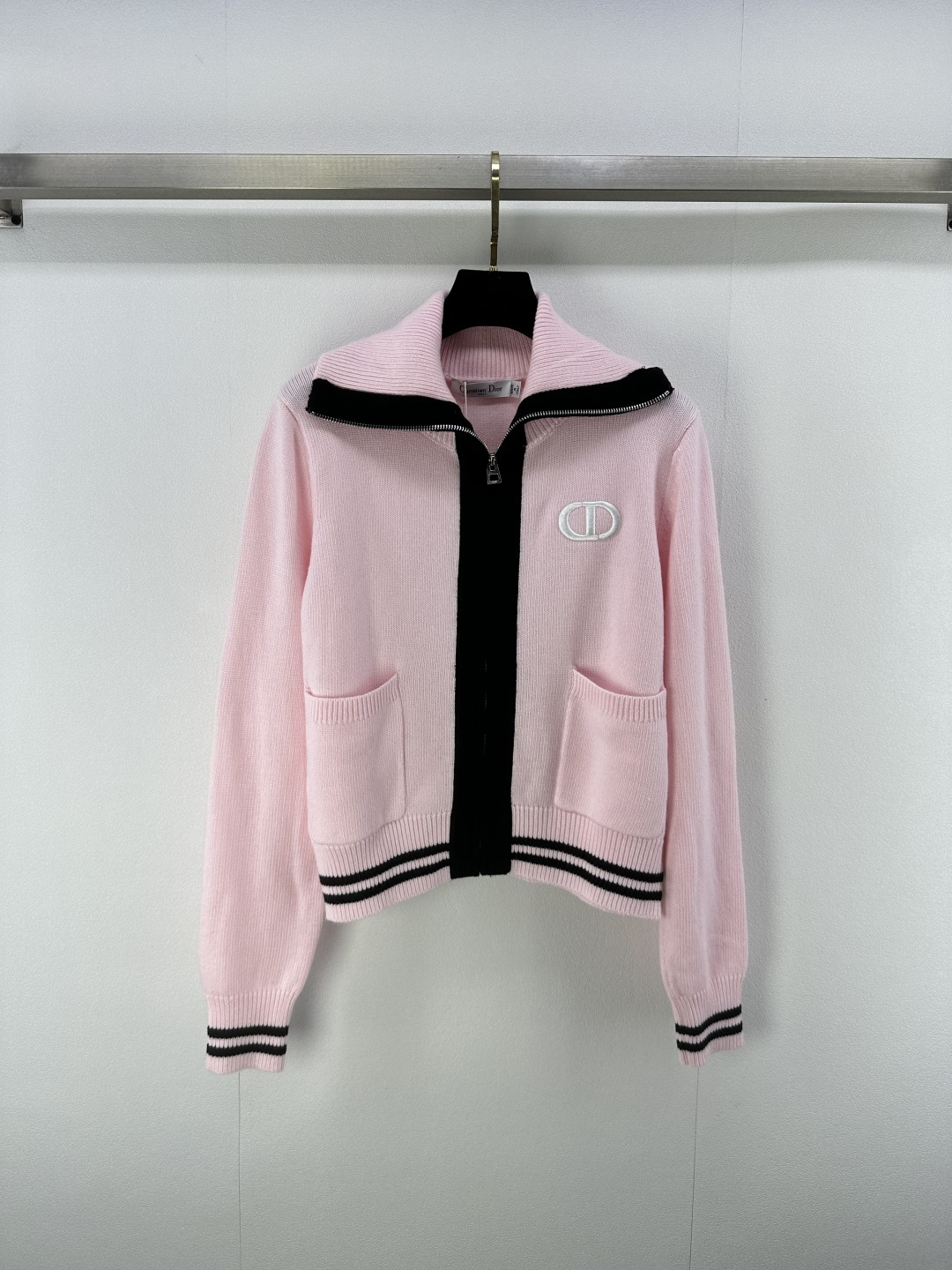 NO:498441,Dio* new details, new autumn zipper logo knitted cardigan long sleeves, customized contrasting design weaving, super good and slimming. The classic style makes the upper body look huge!  White and rich beauty must-have items, retro and elegant tone 2 colors and 3 codes SML, dior, alexander wang19860909Dio*上新细节 秋季新品拉链logo针织开衫长袖 定制撞色设计织法,超好超显瘦.经典版型上身巨显瘦！白富美必备单品,复古优雅的调调 2色3码SML,,dior,alexander wang,Women's clothing