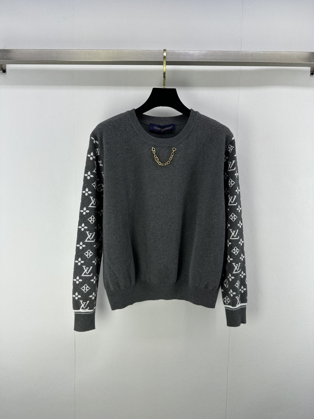 NO:495013,New details on LV* The latest chain round neck knitted long sleeves in autumn!  Classic monogram jacquard contrasting colors, contrasting collar and cuffs echo the fashionable atmosphere. Metal chain design, German machine barrel jacquard double weaving technology, and the blended yarn texture is excellent!  A rich and beautiful woman must come in!  The classic style is not picky about people, and the upper body looks huge and slim!  2 color 3 code SML, louis vuitton, alexander wang19860909LV*上新细节 秋季最新链条圆领针织长袖！经典monogram提花撞色,撞色领口袖口呼应再添时髦气息.金属链条设计,徳国机圆桶提花双织工艺,混纺纱线质感超赞！白富美必入！经典版型不挑人上身巨显瘦！ 2色3码SML,,louis vuitton,alexander wang,Women's clothing