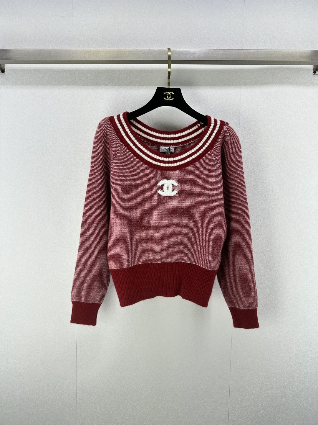 NO:495015,Chang* new details The latest autumn one-length collar logo long sleeves Custom-made blended fabrics Light and breathable texture Comfortable and soft One-length collar reveals the shoulder and neck to make it look slimmer and feminine. Contrasting color flocking decoration highlights high-end positioning and fashionable tone Regular styles Create a gentle and quiet literary atmosphere 2 colors 3 codes SML, chanel, alexander wang19860909Chang*上新细节 秋季最新款一字领logo长袖 定制混纺面料 质感轻薄透气 舒适柔软 一字肩领口露出肩颈更显瘦显女人味 撞色植绒装饰 彰显高级定位和时尚调性 常规版型 打造温柔恬静的文艺氛围感 2色3码SML,,chanel,alexander wang,Women's clothing