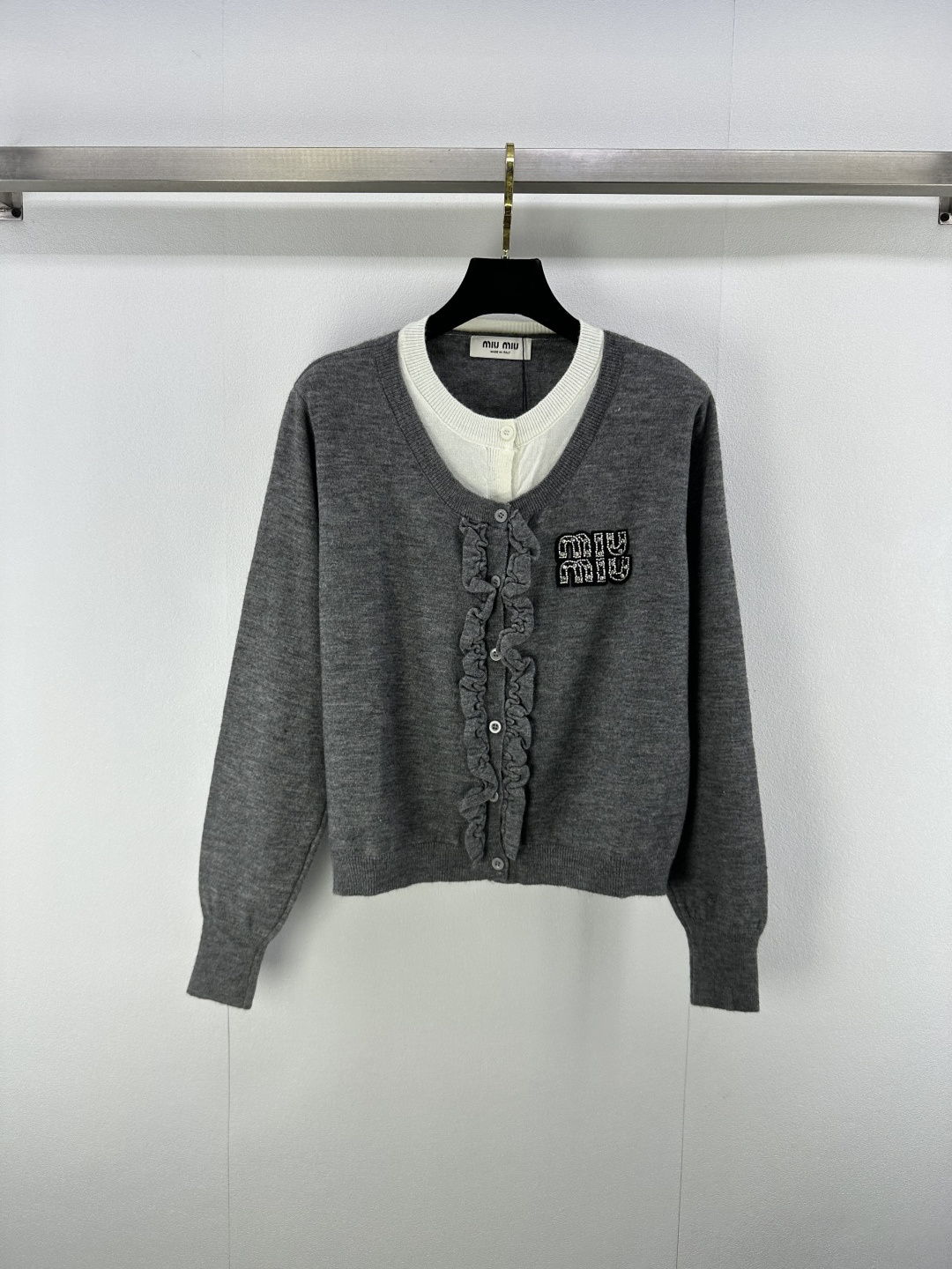 NO:495022,Miu Mi* New details, a new round neck fake two-piece lace cardigan with long-sleeved sweater with hand-hooked lace patterns, three-dimensional nail bead logo on the left, full of girlishness on the upper body!  Age-reducing and fashionable, versatile and not picky, 2 colors and 3 sizes, miumiu, sweaters, alexander wang19860909Miu Mi*上新细节 秋冬新款圆领假两件花边开衫长袖毛衣 手工勾花边纹路 左侧立体钉珠logo 上身少女感满满！减龄又时髦 百搭不挑人 2色3码SML,,miumiu,sweaters,alexander wang,Women's clothing