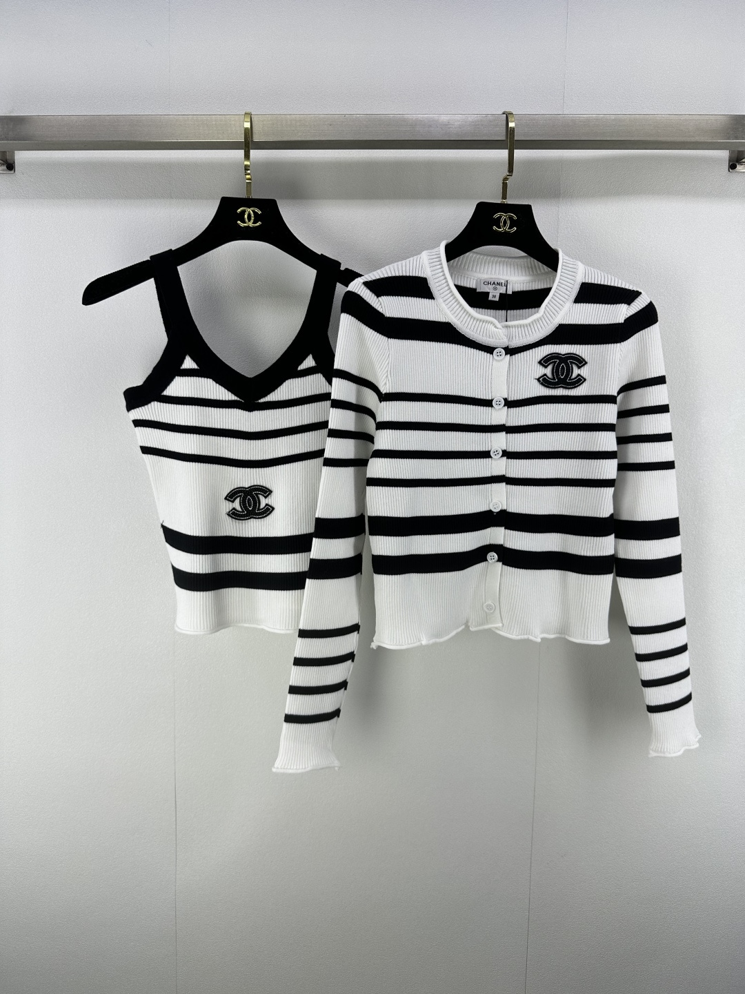 NO:495025,Chane* new details New autumn striped bead knitted set Customized YB wool yarn woven soft skin-friendly and comfortable Stylish suspender vest + round neck striped cardigan long sleeves Irregular layout Rich layered sense of chest pearl sequins three-dimensional double C logo decoration Retro style strongly slim fitting to highlight the body fashionable and fashionable Daily vacation feeling 2 colors 3 codes SML, chanel, alexander wang19860909Chane*上新细节 秋季新款条纹钉珠针织套装 定制YB羊毛纱线织造柔软亲肤舒适 有型吊带背心+圆领条纹开衫长袖 不规则布局丰富层次感胸前珍珠亮片立体双C徽标装饰 复古风格强烈修身版型突显身材时髦洋气 日常度假感 2色3码SML,,chanel,alexander wang,Women's clothing