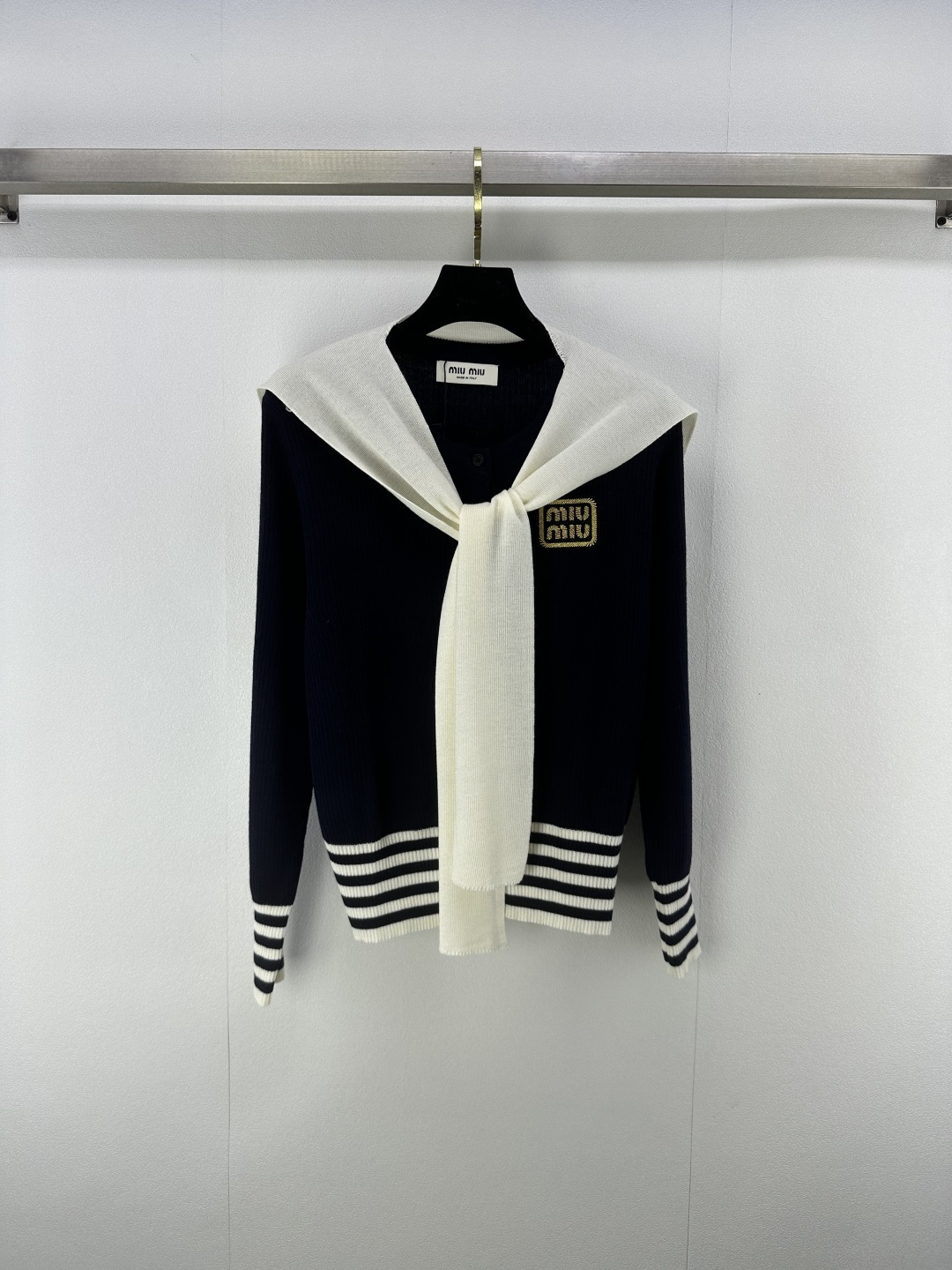 NO:495028,Miumi* new details, new autumn two-piece set of shawls contrasting long sleeves, detachable shawls, the upper body shows special temperament, contrasting striped logo logo, classic, fashionable and versatile!  Casual and college 3 color 3 code SML, miumiu, shawls, alexander wang19860909miumi*上新细节 秋季新款两件套披肩撞色长袖 可拆卸披肩 上身特别显气质 撞色条纹款logo徽标经典时尚百搭！休闲又学院 3色3码SML,,miumiu,shawls,alexander wang,Women's clothing