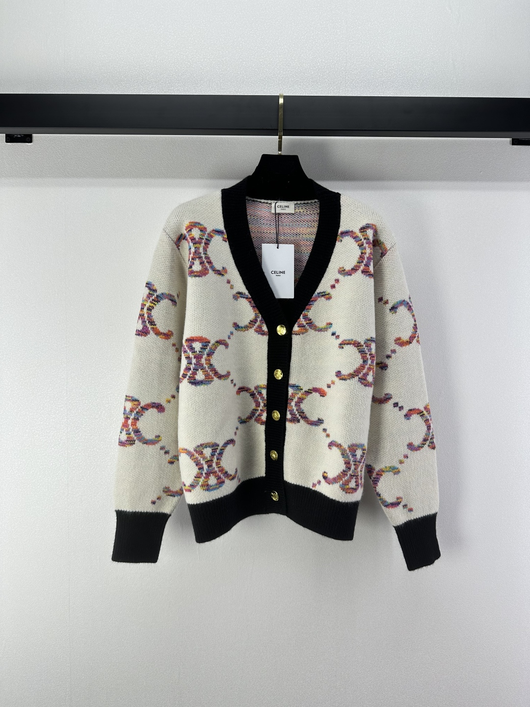 NO:496523,Celin* new details New product colorful cardigans in autumn and winter!  Classic V-neck loose fit is retro and fashionable!  Imported wool yarn has a thick texture and keeps warm!  The original custom colored yarn logo interlocking letters are low-key and luxurious!  Customized contrasting colors are high-end and fashionable!  The style is not picky about others and looks slim and versatile!  2 colors 3 codes SML, celine, alexander wang19860909Celin*上新细节 秋冬新品彩纱开衫！经典V领宽松版型复古又时髦！进口羊毛纱线质感厚实保暖！原版定制彩纱logo互扣字母低调奢华！定制撞色高级又时髦！版型不挑人上身显瘦又百搭！ 2色3码SML,,celine,alexander wang,Women's clothing