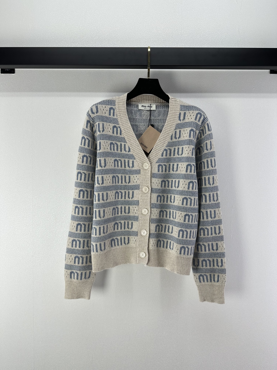 NO:496529,Miumi* new details, new knitted V-neck cardigan in autumn and winter, letter logo contrasting color jacquard decoration, yb open mold letter logo button embellishment, classic fashionable, exquisite and versatile 2 colors and 3 codes SML,,miumiu,alexander wang19860909Miumi*上新细节 秋冬新款针织V领开衫 字母logo撞色提花装饰 yb开模字母logo纽扣点缀 经典时髦精致百搭 2色3码SML,,miumiu,alexander wang,Women's clothing