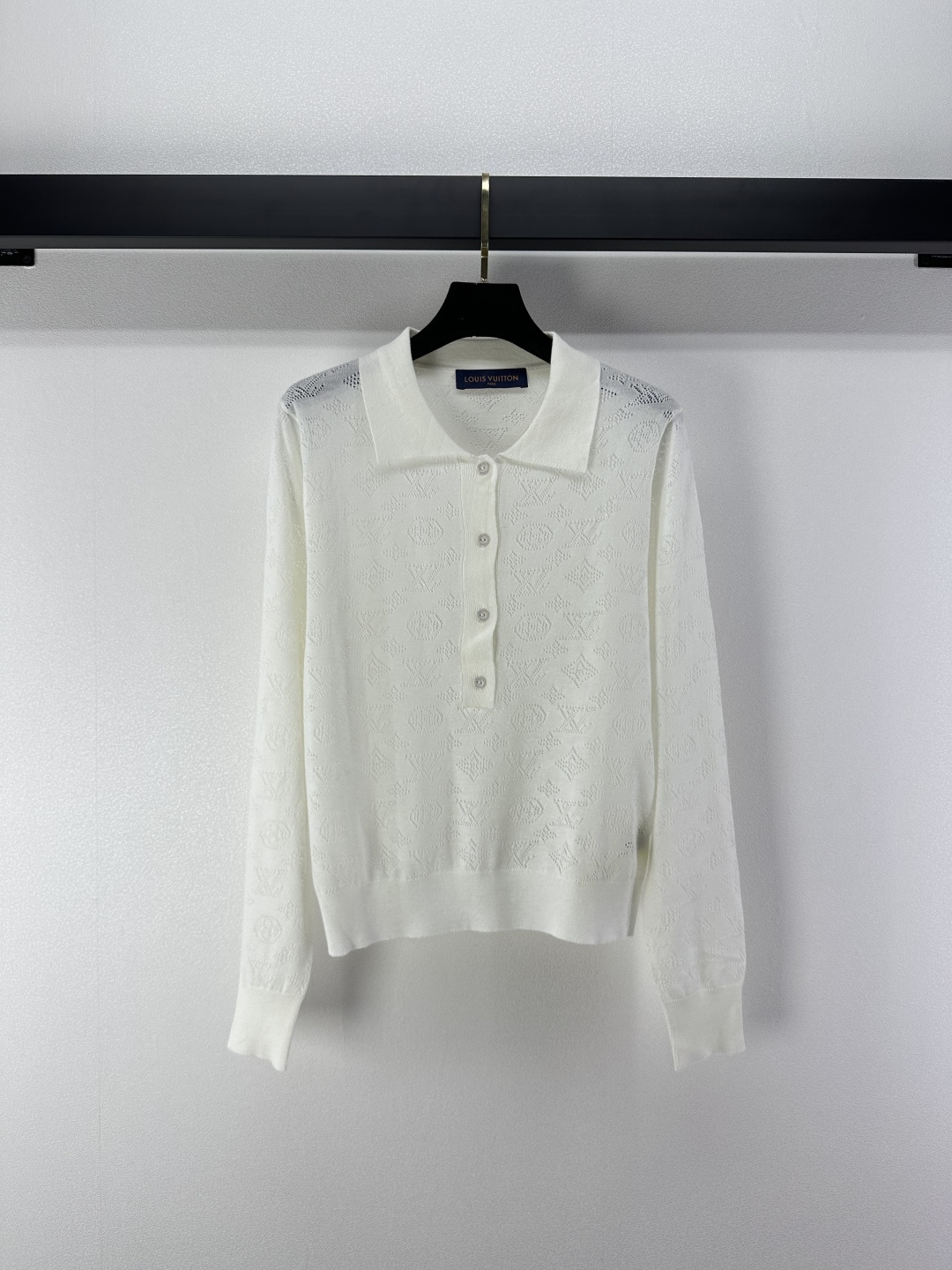 NO:496616,New details on LV, new product in winter, hollowed-out full-print long sleeves, hollow logo design retro and fashionable, customized logo buttons, skin-friendly fabrics, comfortable upper body, versatile and not picky, 2 colors, 3 codes, SML,, louis vuitton, alexander wang19860909LV上新细节 冬季新品翻领镂空满印长袖 镂空logo设计复古时髦 定制logo纽扣 亲肤面料上身舒适 百搭不挑人 2色3码SML,,louis vuitton,alexander wang,Women's clothing