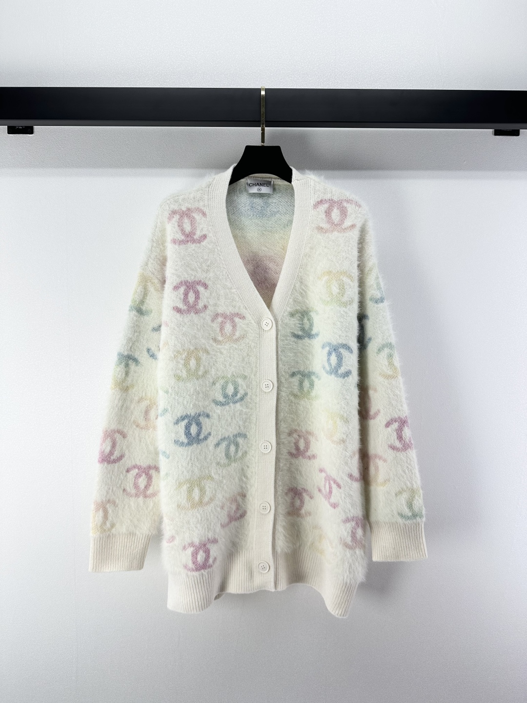 NO:496535,Chane* new details New colored double C mohair cardigans in autumn and winter, customized YB imported mohair material, high-quality and comfortable texture, comfortable and not tugged in body, V-neck knitted cardigan cut, fine needle method, exquisite and breathable, Oversized loose silhouette, visual slimming, all with colorful silk thread crochet gradient texture and other double C elements, fresh and fashionable color matching, with thread edge narrowing, showing classic and elegant design style, the upper body shows light luxury and fashionable temperament, 1 color 3 code SML, chanel, versace, alexander wang19860909Chane*上新细节 秋冬新品彩色双C马海毛开衫 定制YB进口马海毛材质 质感高级舒适 穿搭舒适不扎身 V领针织开衫剪裁 细密针法 精致透气 Oversized宽松廓形视觉显瘦 通体以彩色丝线钩织渐变纹理等双C元素 配色清新洋气 搭配螺纹包边收窄 彰显经典优雅设计风格 上身尽显轻奢时髦气质 1色3码SML,,chanel,versace,alexander wang,Women's clothing