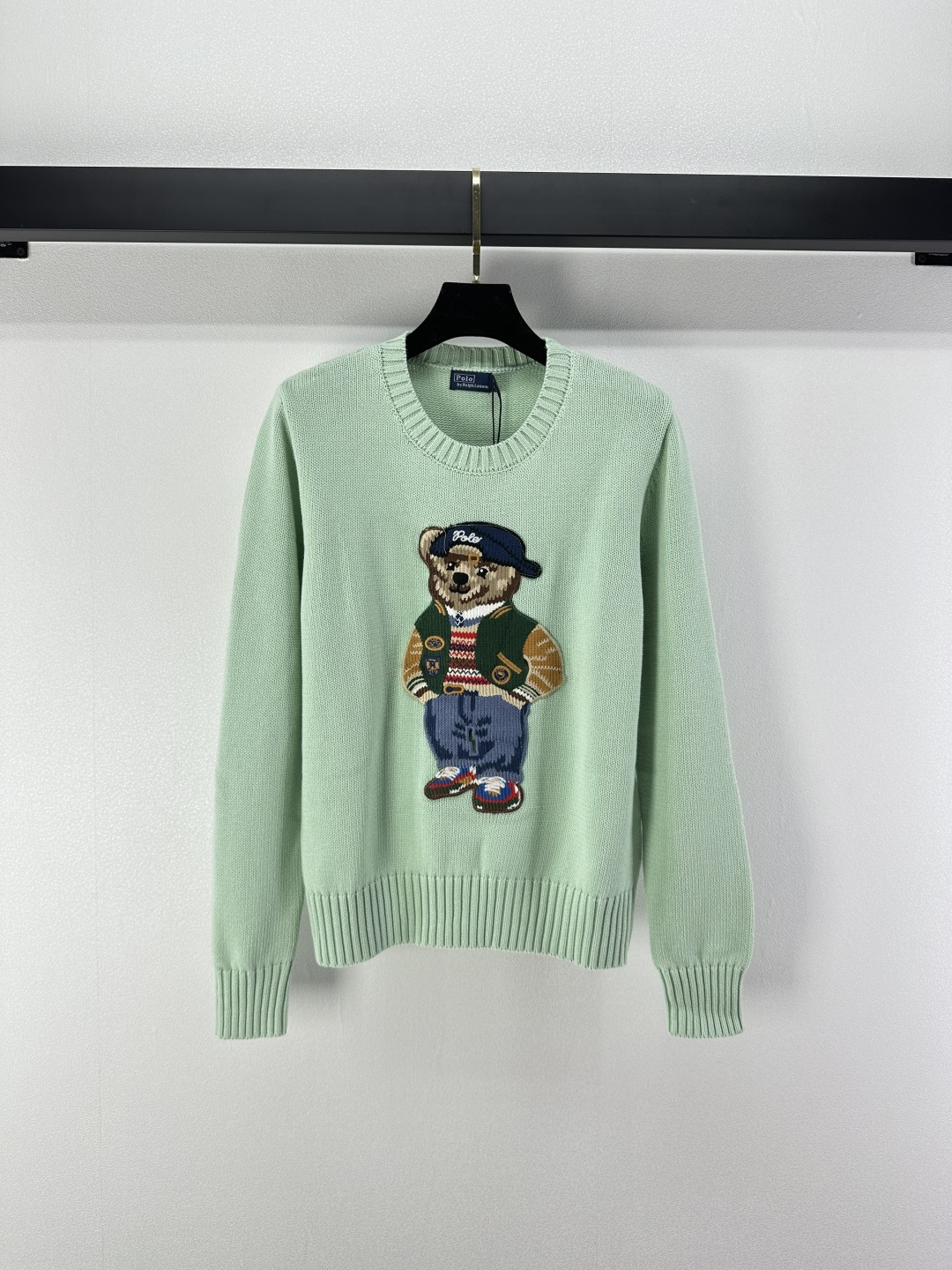 NO:496541,New details for Rl* The new bear hand hook pattern round neck long sleeves for autumn season!  Classic H loose fit design!  Quality control is a must-have. Imported pure cotton yarn has an invincible texture!  The three-dimensional embroidery craft of the inlay bear. It is a must-have for the fashionable and stylish girlish temperament!  Children's high-end retro casual style. The style is versatile and not picky. 1 color and 3 size SML, alexander wang19860909Rl*上新细节 秋季季新款小熊手勾图案圆领长袖！经典H宽松版型设计！品质控必入.进口纯棉纱线质感无敌赞！嵌花小熊立体刺绣工艺.减龄少女气质时髦精必入！童趣高级复古随性风.版型百搭不挑人. 1色3码SML,,alexander wang,Women's clothing