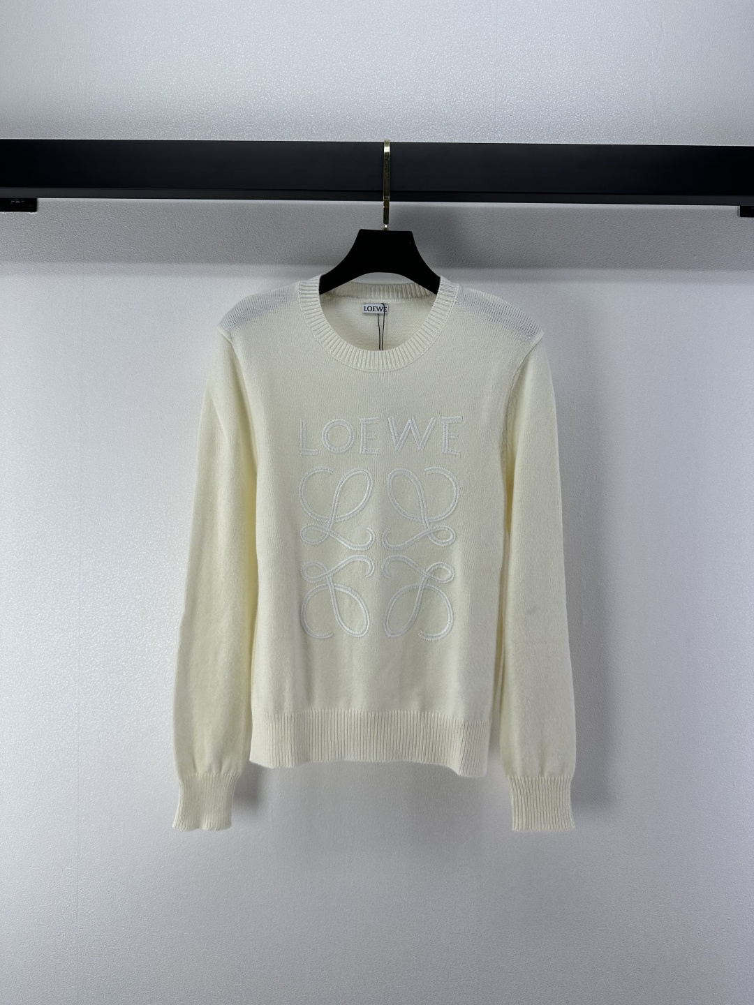 NO:496548,Loew* New details The latest autumn and winter big logo letter knitted long-sleeved sweater on chest!  Age-reducing, fashionable, high-end and versatile, not picky about people, it looks so good when you go out on the street, it is casual and fashionable, and can be easily controlled by all body types. Customized fabrics are comfortable to knock on, and the wear rate is super high, and the texture is so good~ 3 colors and 3 sizes SML, loewe, sweaters, alexander wang19860909Loew*上新细节 秋冬最新胸前大logo字母针织长袖毛衣！减龄又时尚高级百搭不挑人,穿出街简直太好看了随意又不失时髦度各种体型都可以轻松驾驭,定制面料敲舒服实穿率超高 质感好到爆~ 3色3码SML,,loewe,sweaters,alexander wang,Women's clothing