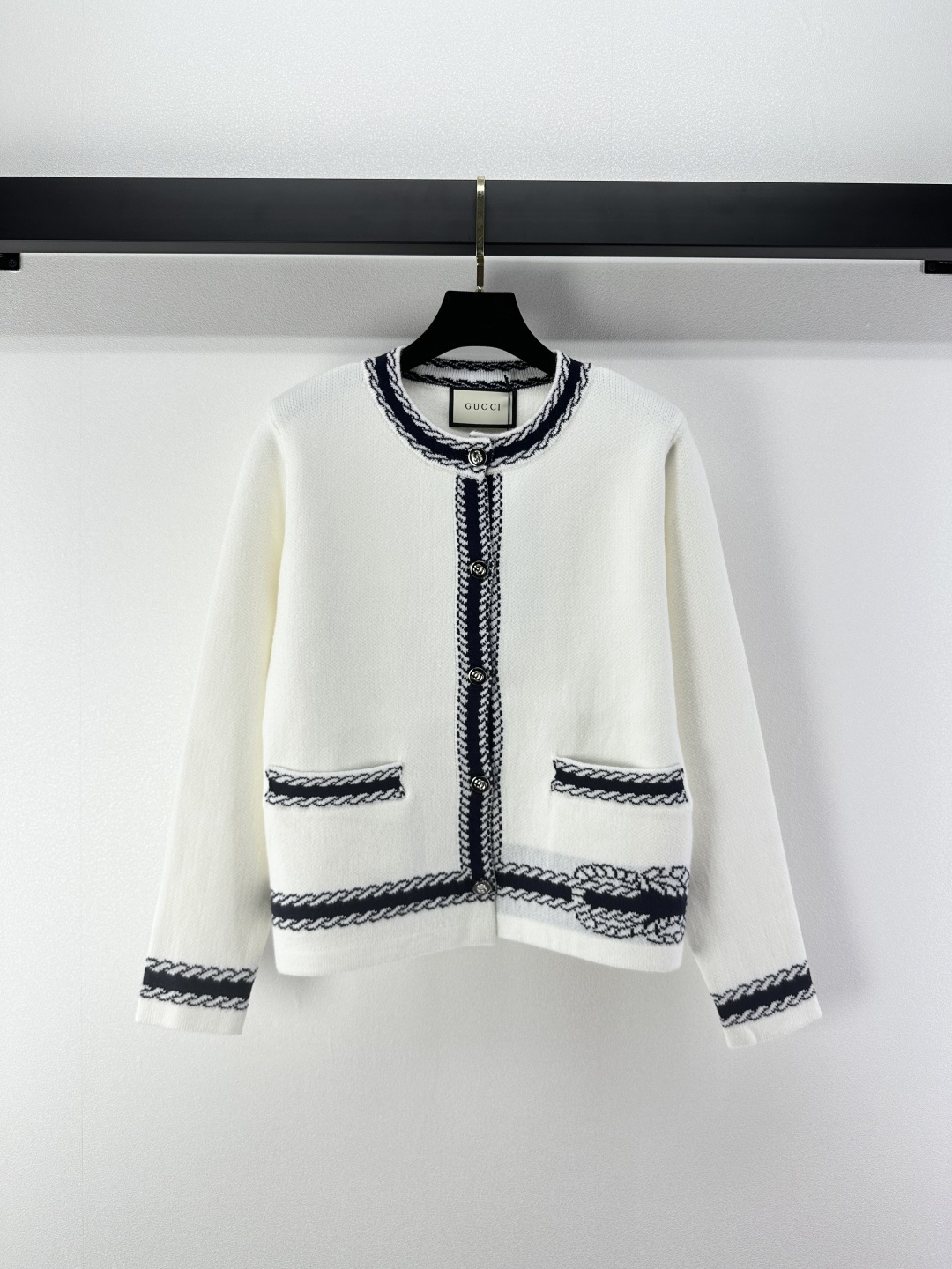 NO:496552,New details on Gucc*. New round neck contrasting cardigan with autumn and winter. Round neck jacquard pattern gold buttons. Elastic slim fit style highlights the figure. Playful and age-reducing. Easy to control during daily travel or party!  1 color 3 code SML, gucci, alexander wang19860909Gucc*上新细节 秋冬新款圆领撞色开衫 圆领提花图案金色纽扣 弹力修身版型突显身材 俏皮减龄显白 日常出行或聚会轻松驾驭！ 1色3码SML,,gucci,alexander wang,Women's clothing